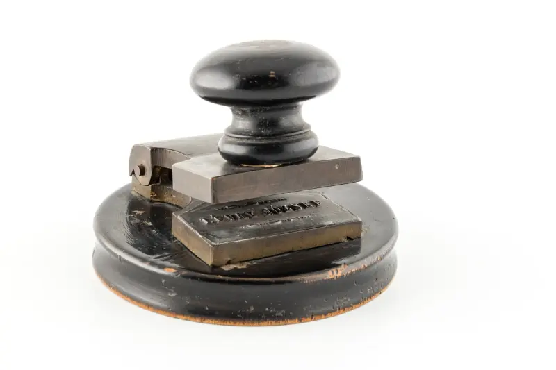 Szárazbélyegző, kerek fatalpon, gombbal, vörösréz ütőszerkezettel, „Lévay J.” felirattal