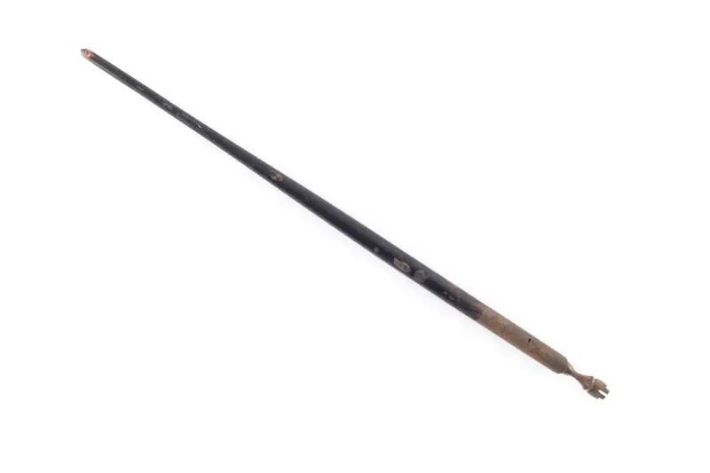 Tollszár, eredetileg három letört – azóta elveszett – tollvéggel