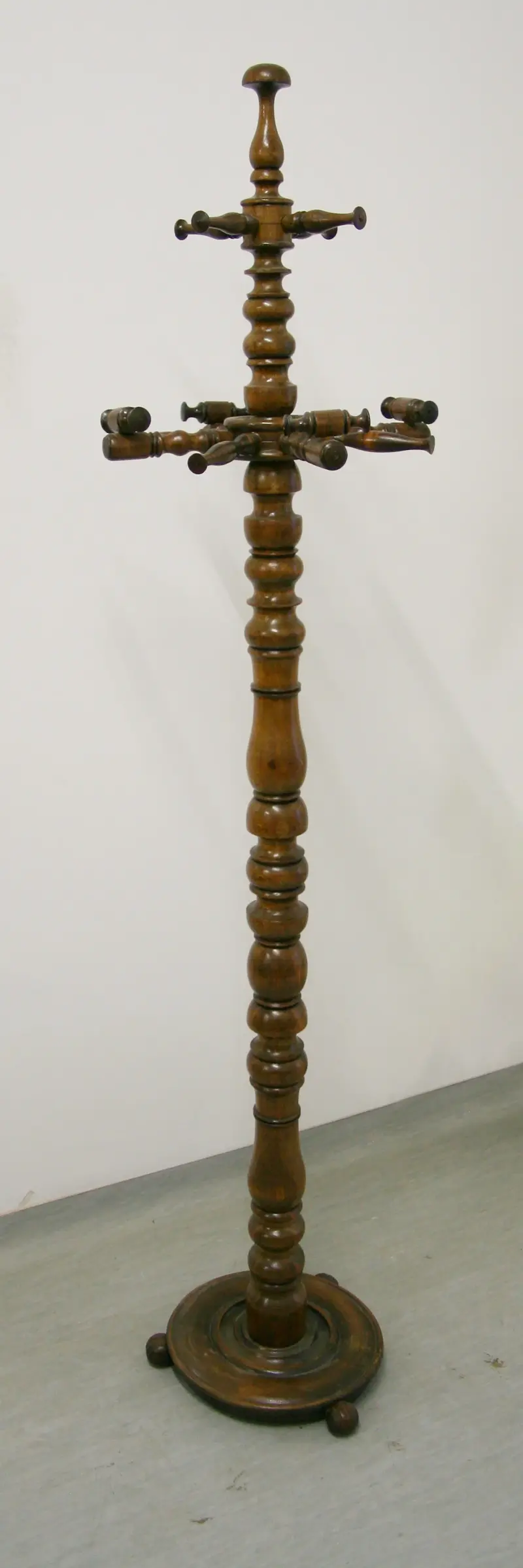 Ruhafogas, kerek talpon csavart állvány, kiálló, sugár alakú fogasokkal