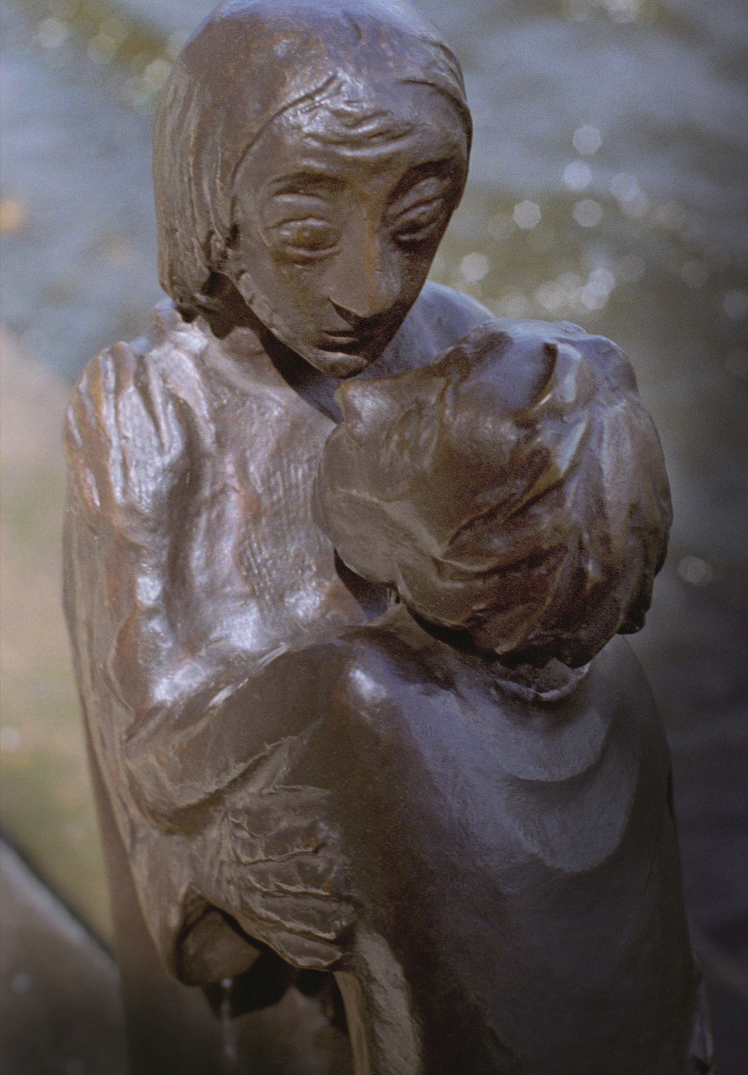 Figur zwei sich umarmender Männer (Jesus und Thomas)