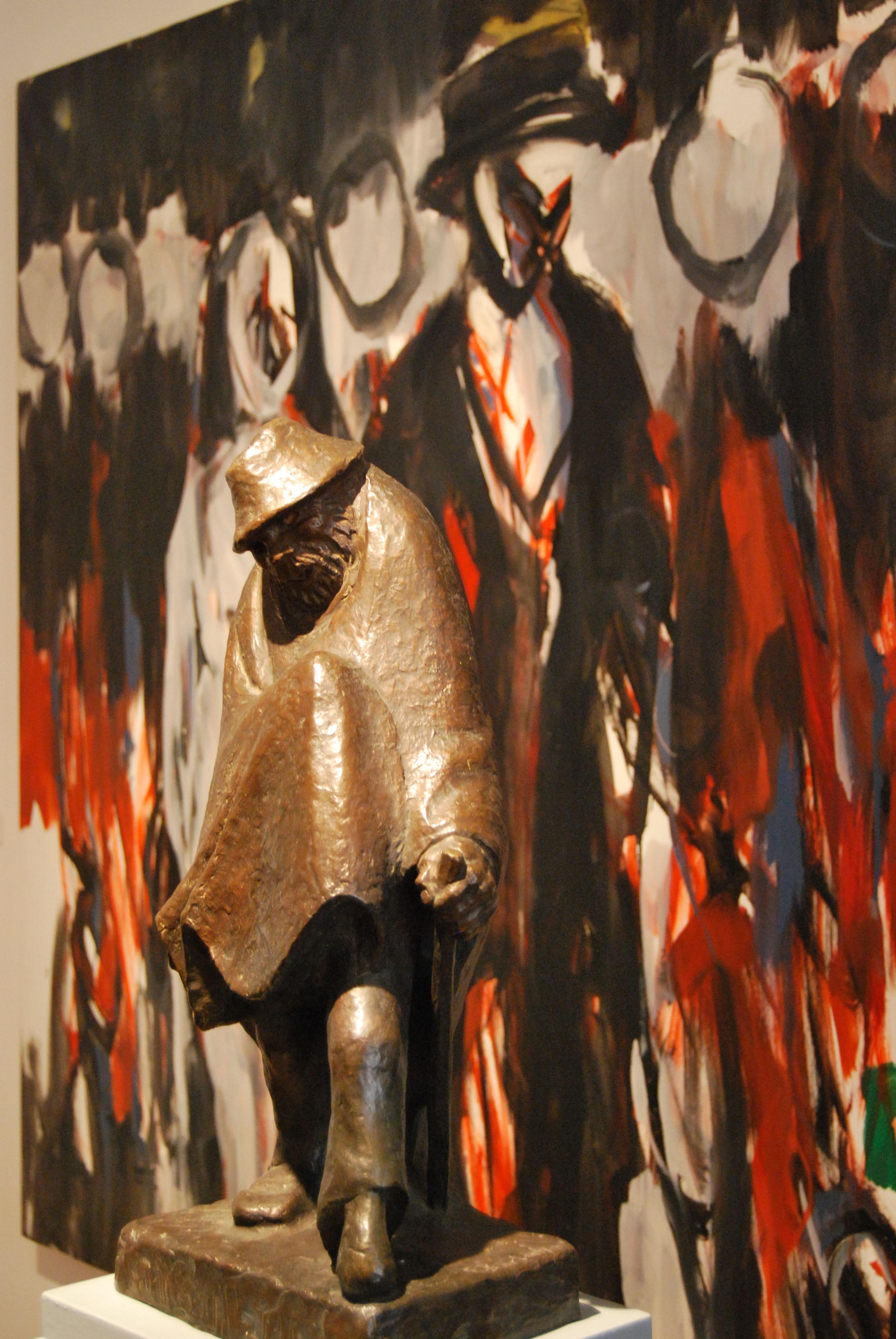 Bronzefigur vor einem Gemälde stehend