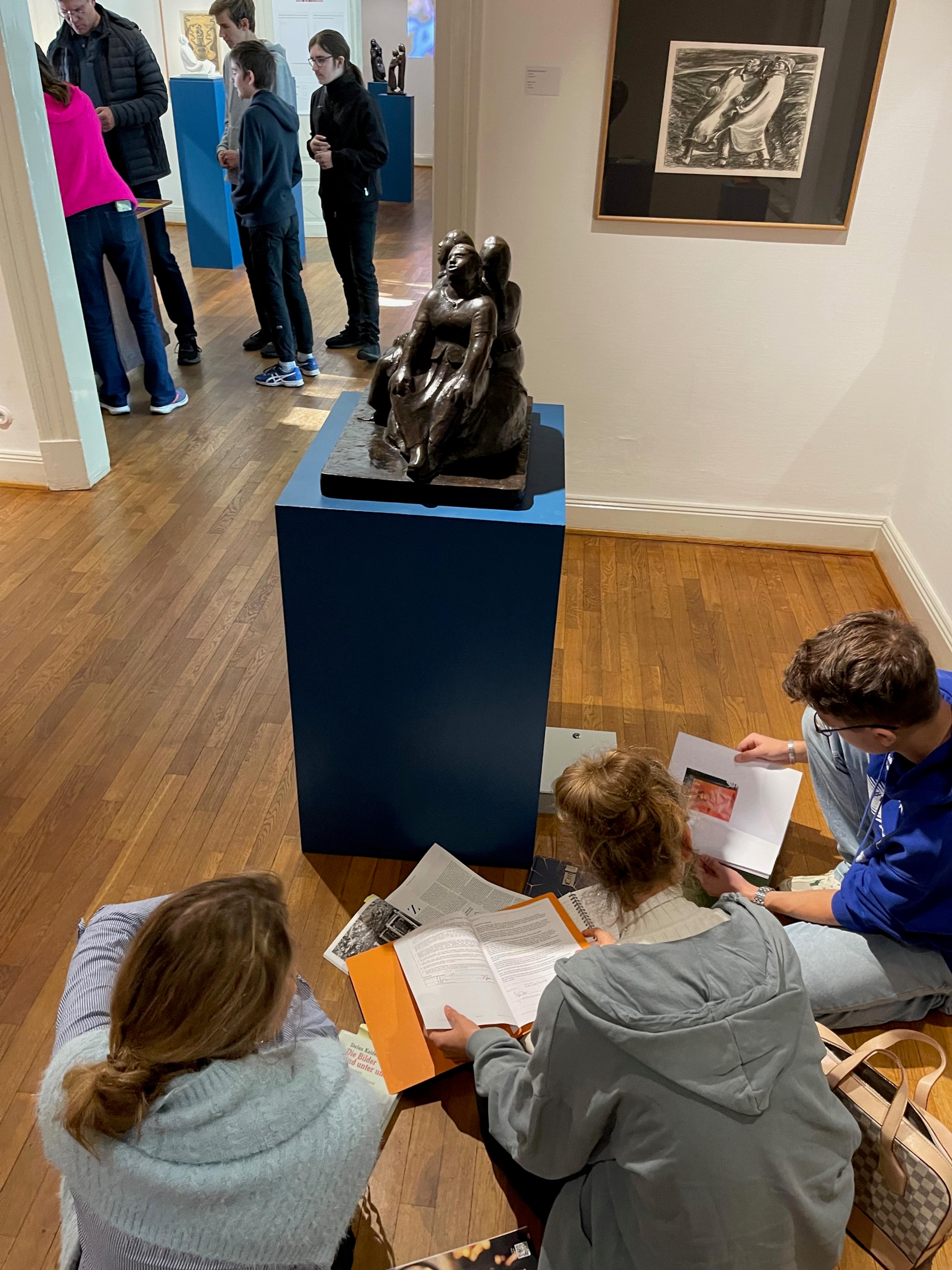 Jugendliche und Erwachsene spielen den Escaperoom im Museum