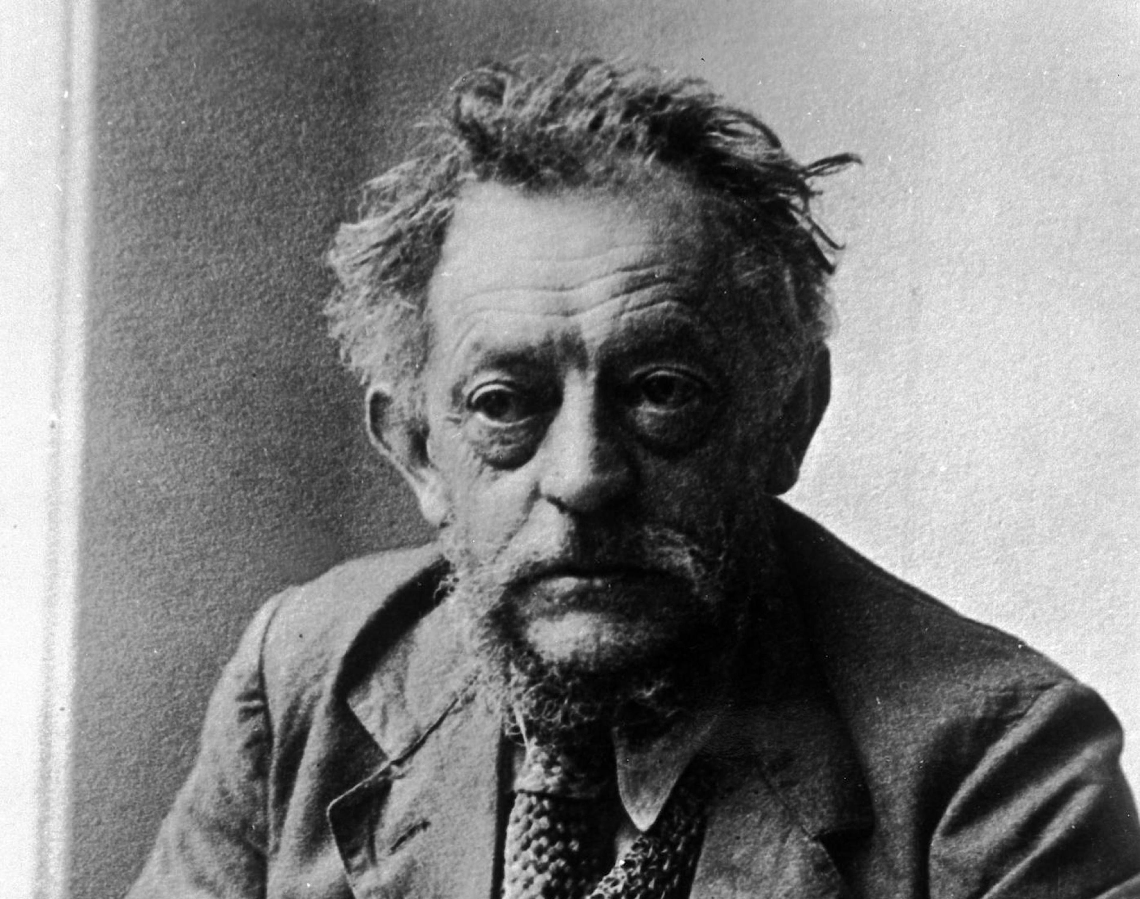 Ernst Barlach Foto sitzend, Hände in einander gelegt