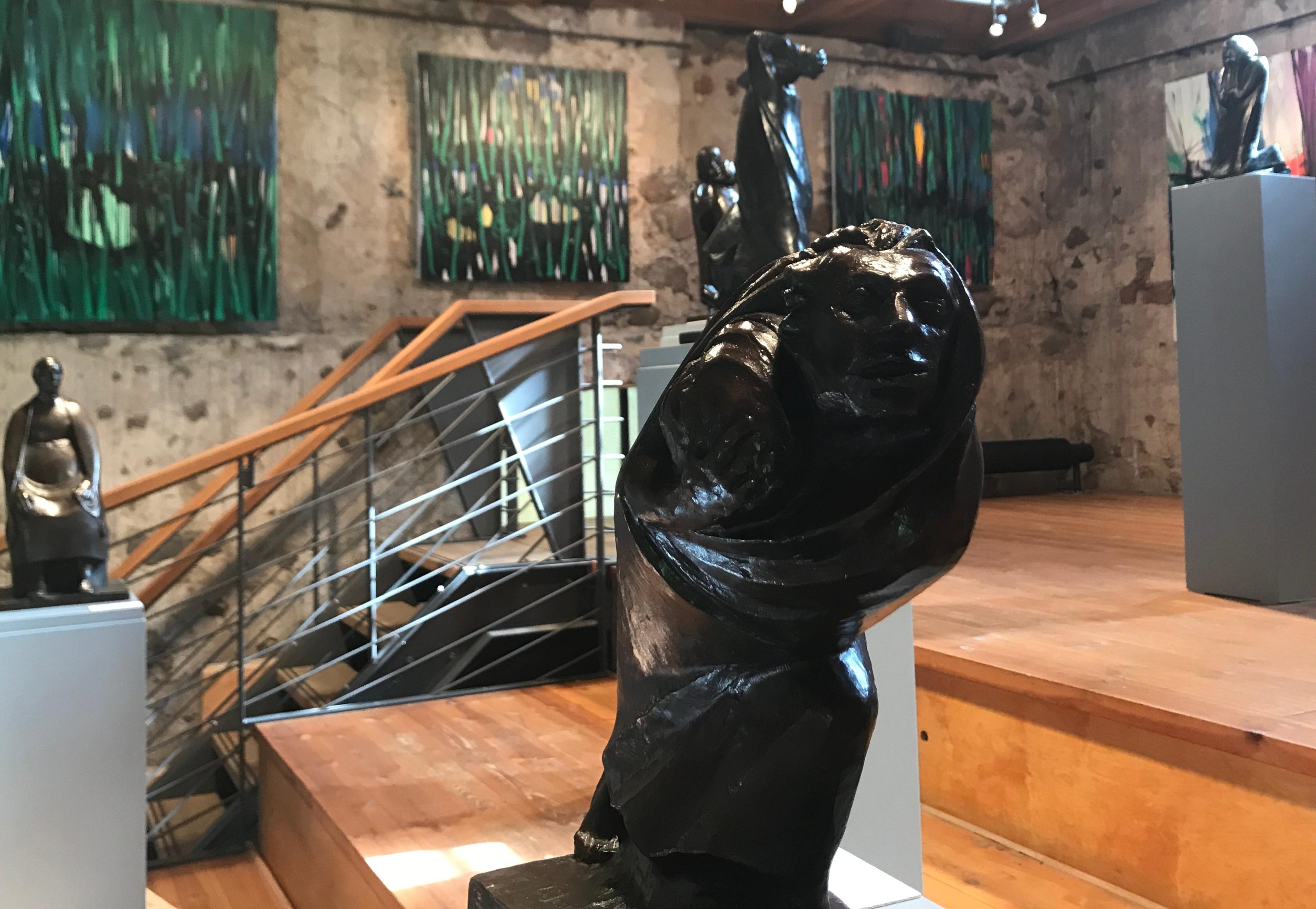 Bronzefiguren vor Gemälden
