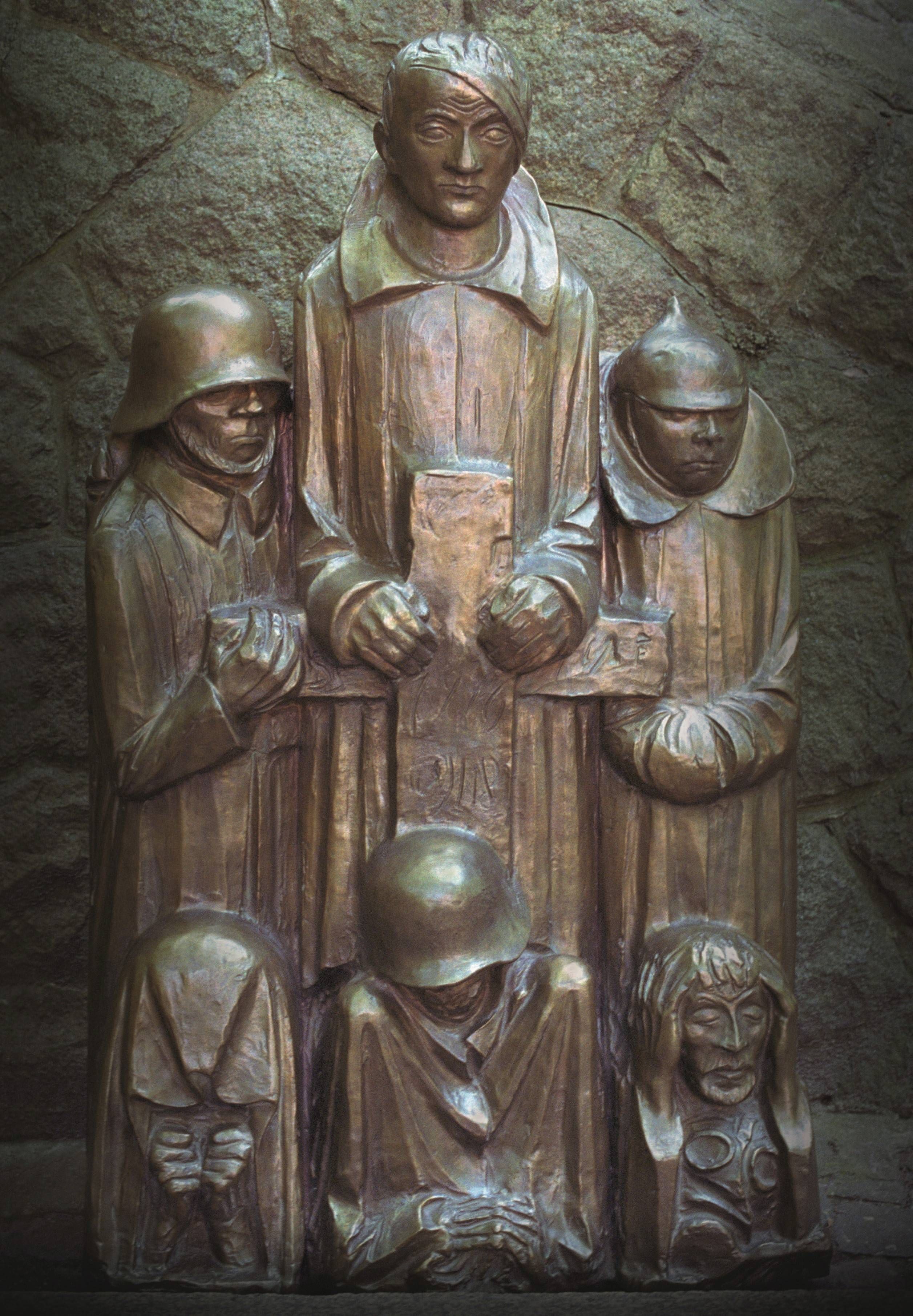 Magdeburger Ehrenmal, Trauernde um ein Kreuz versammelt