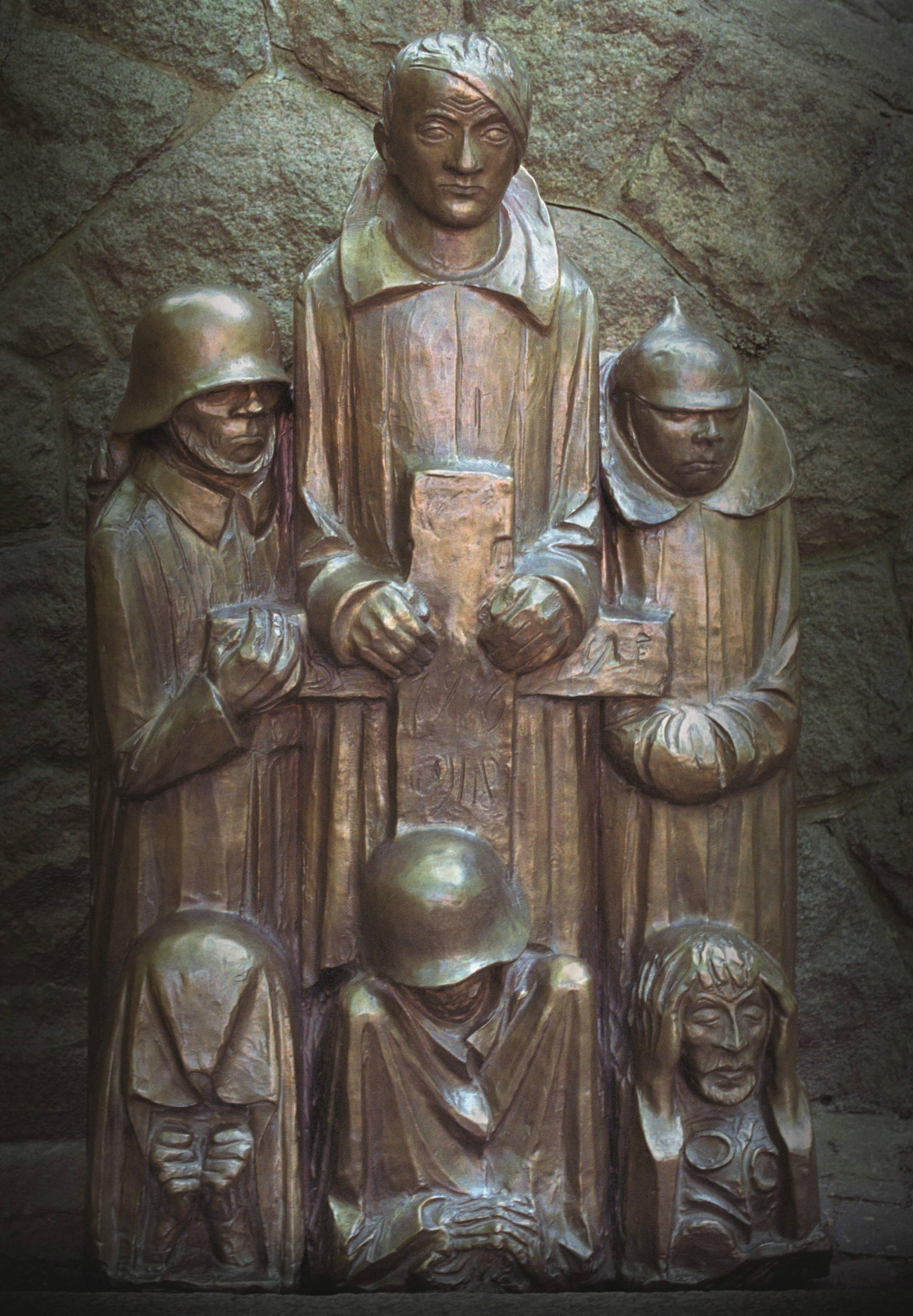 Magdeburger Ehrenmal, Trauernde um ein Kreuz versammelt