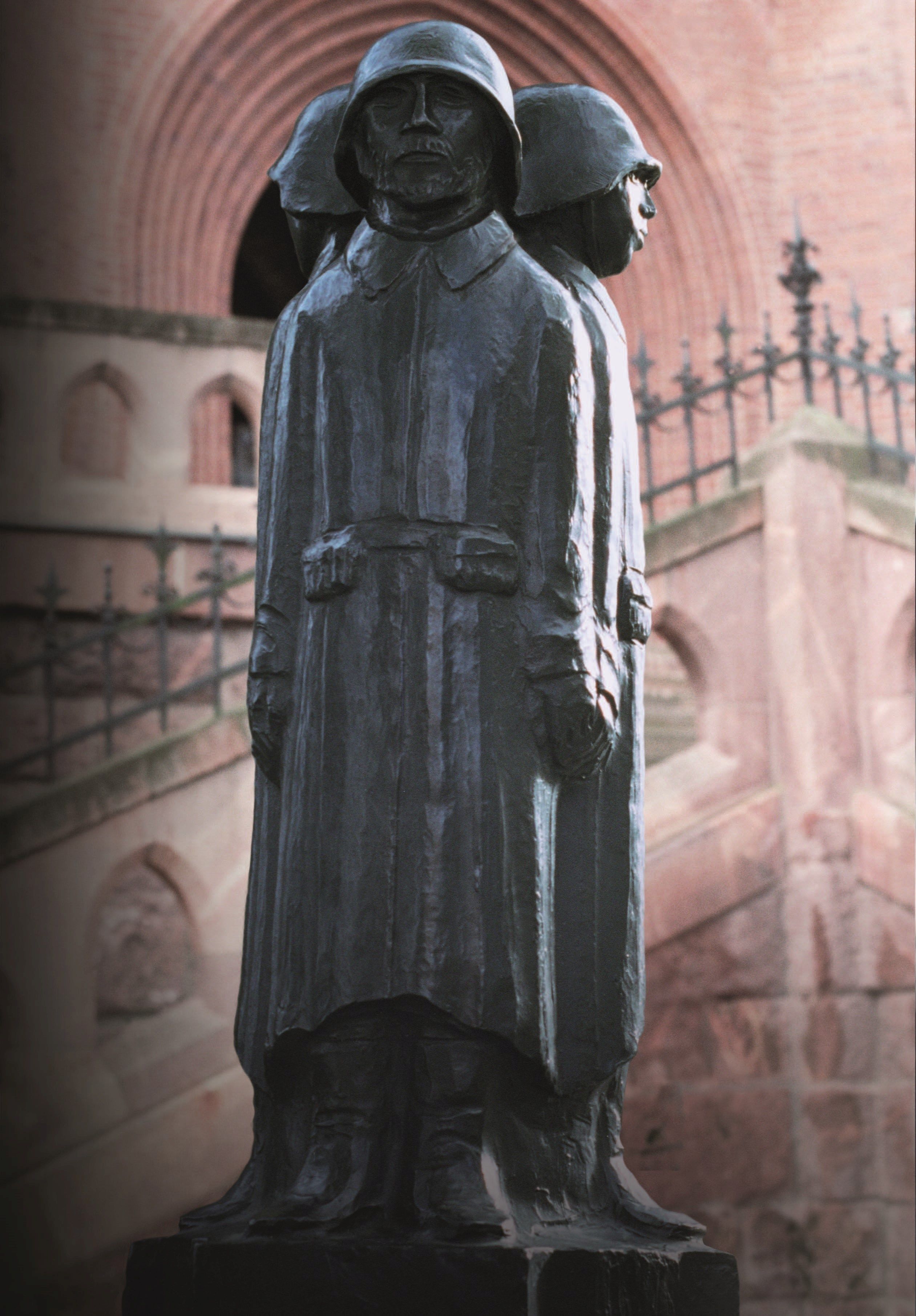 Gruppe aus drei Soldaten mit Helm Rücken an Rücken