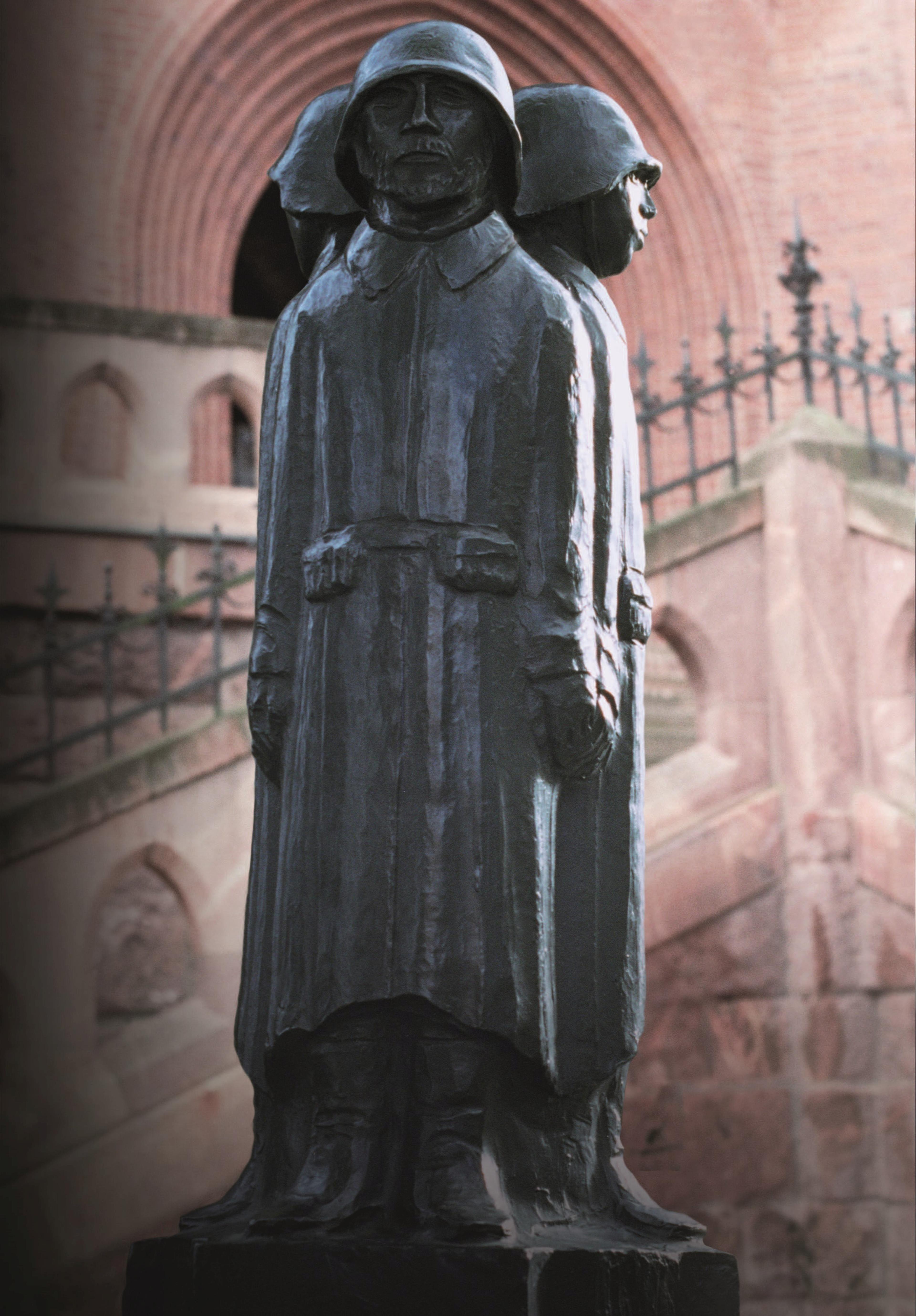 Gruppe aus drei Soldaten mit Helm Rücken an Rücken