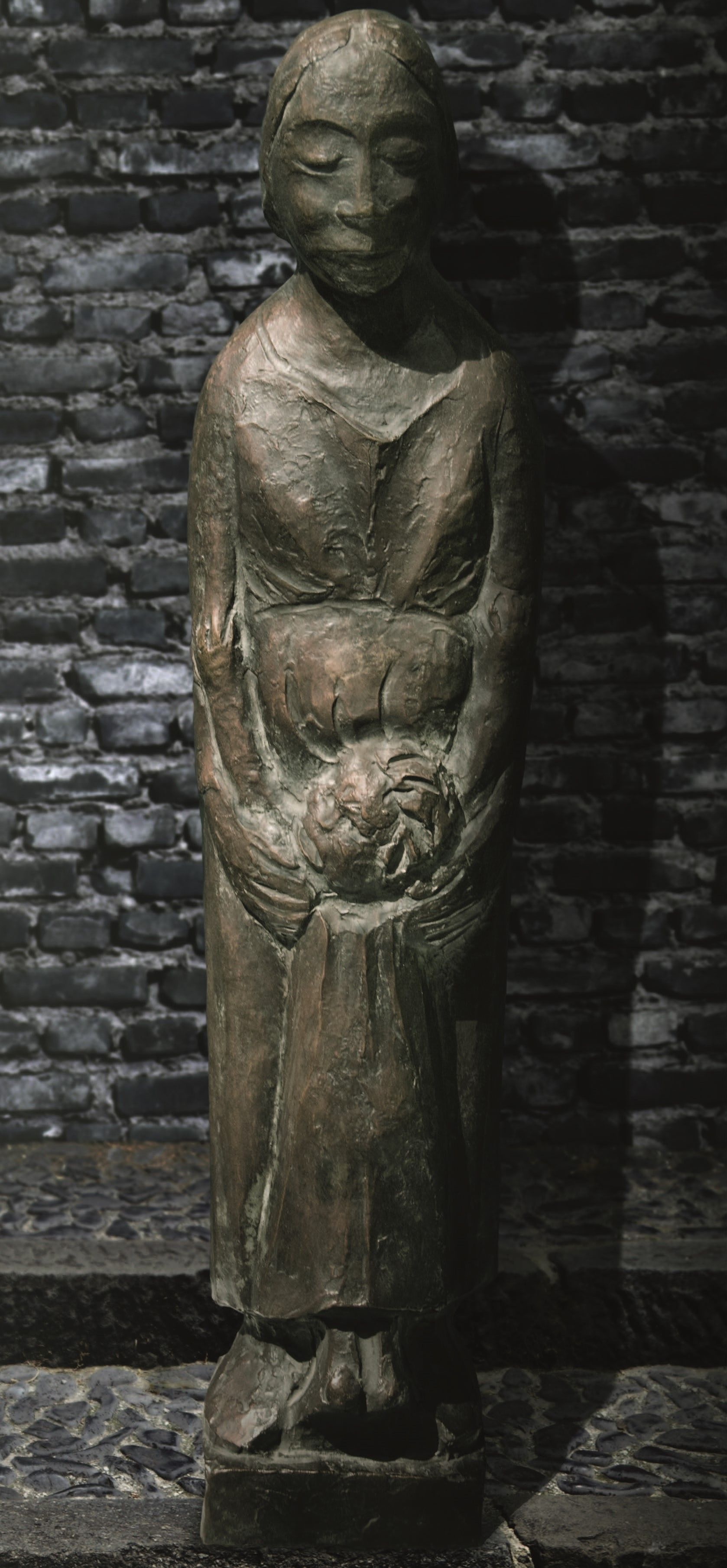 Frauenfigur ein Kind umarmend