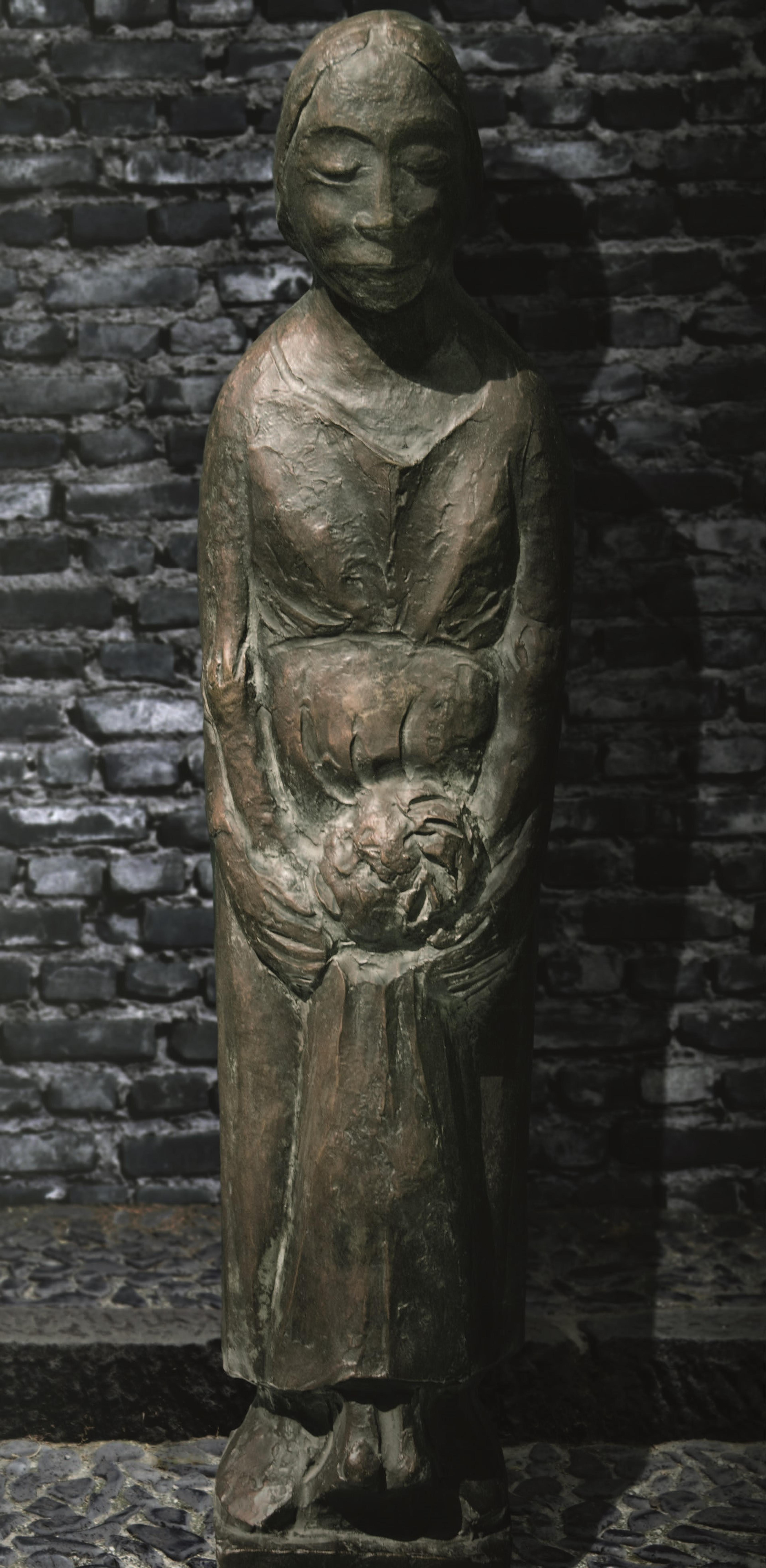 Frauenfigur ein Kind umarmend