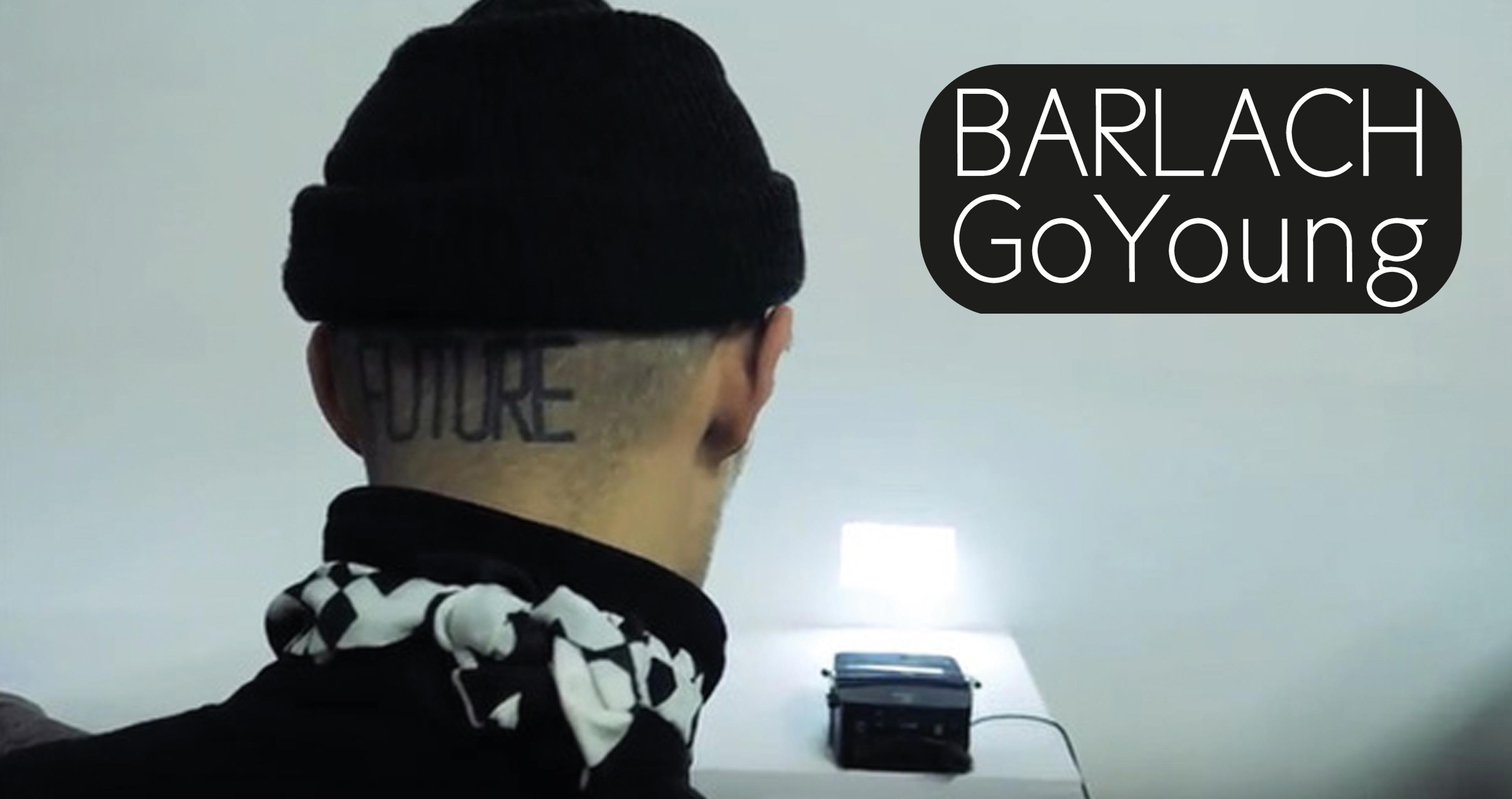 Junger Mann von hinten mit Tatoo FUTURE am Hinterkopf