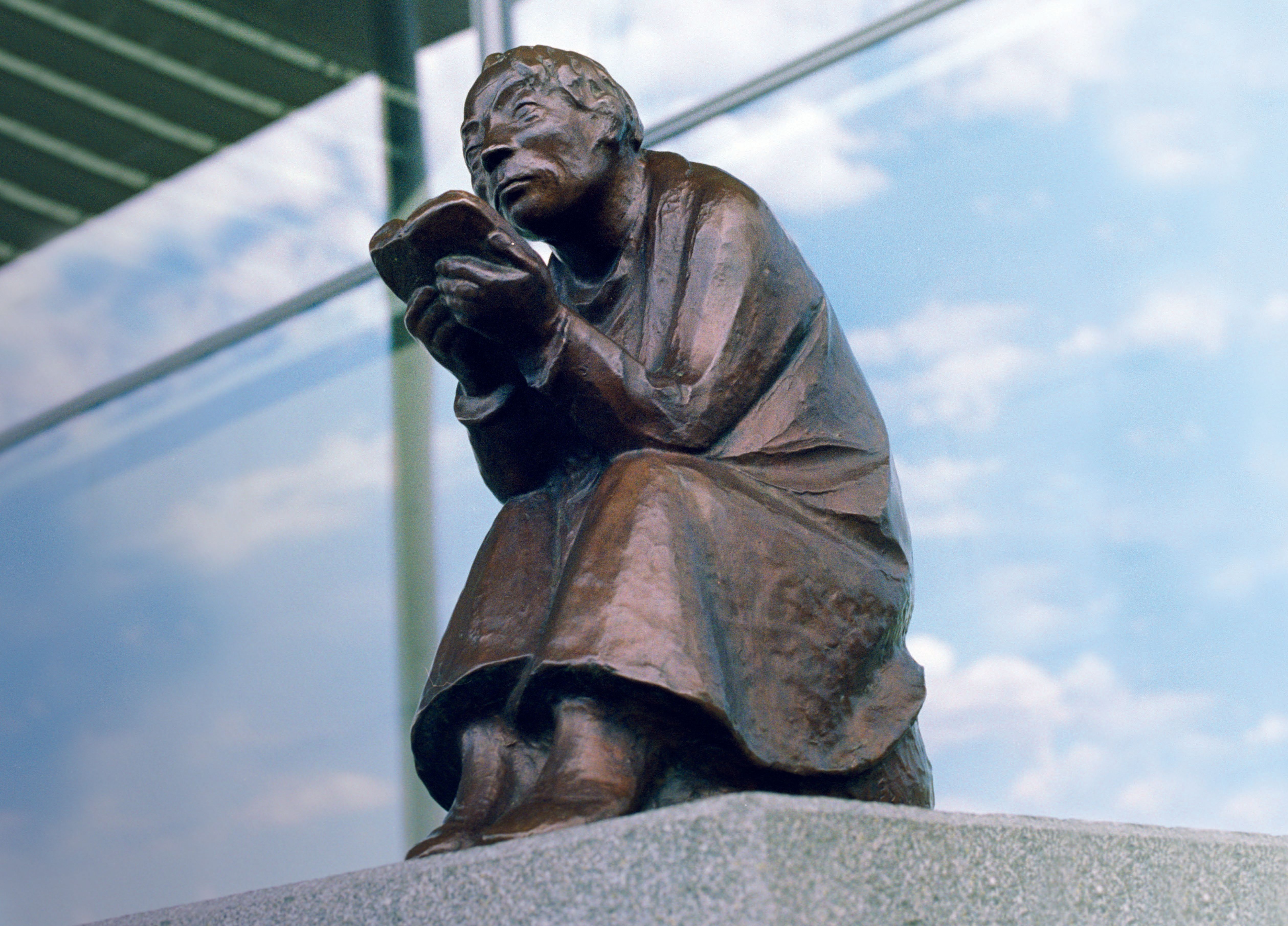 Figur eines Mannes mit Buch in den Händen