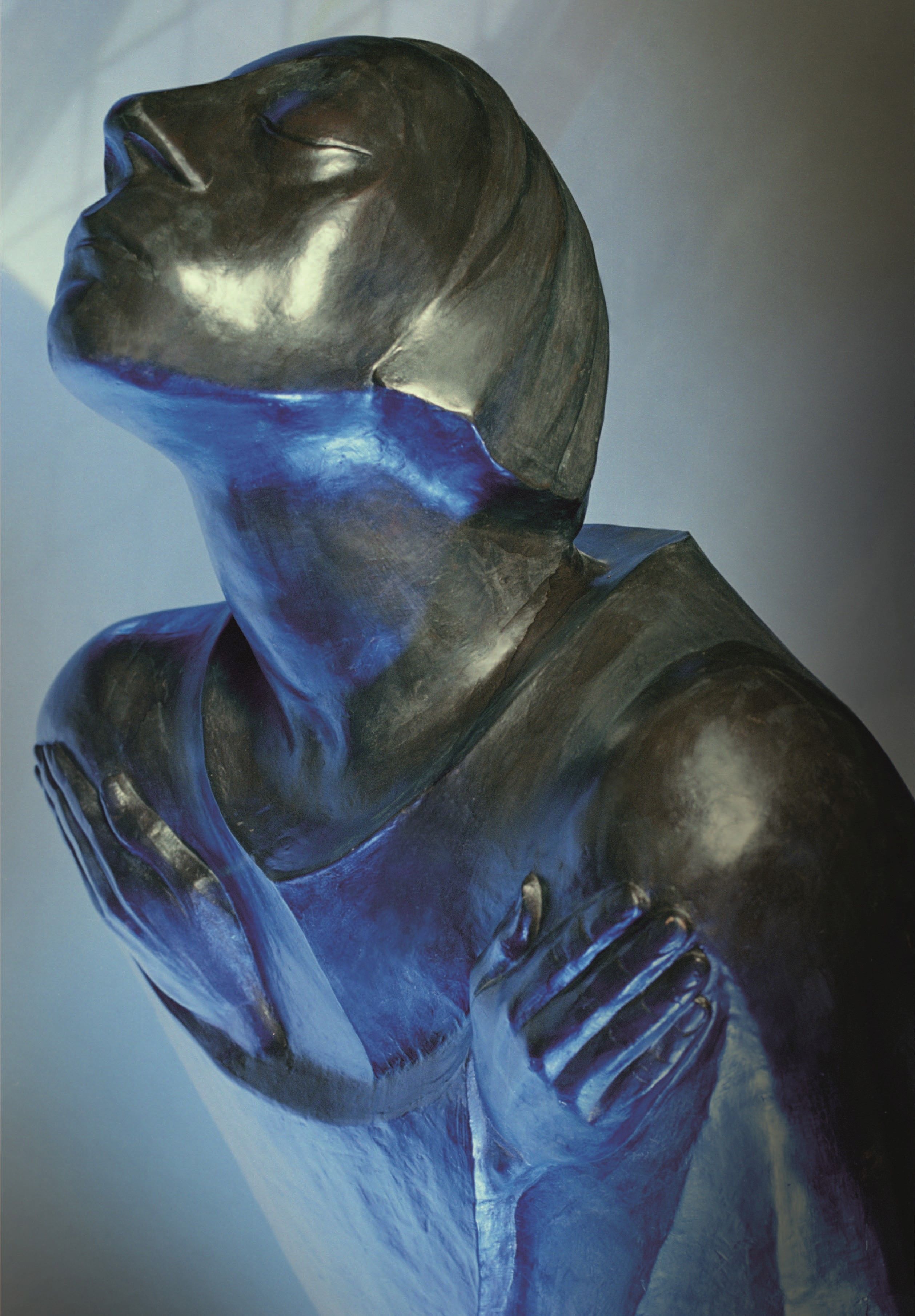 Skulptur Güstrower Ehrenmal, Engel mit verschränkten Armen