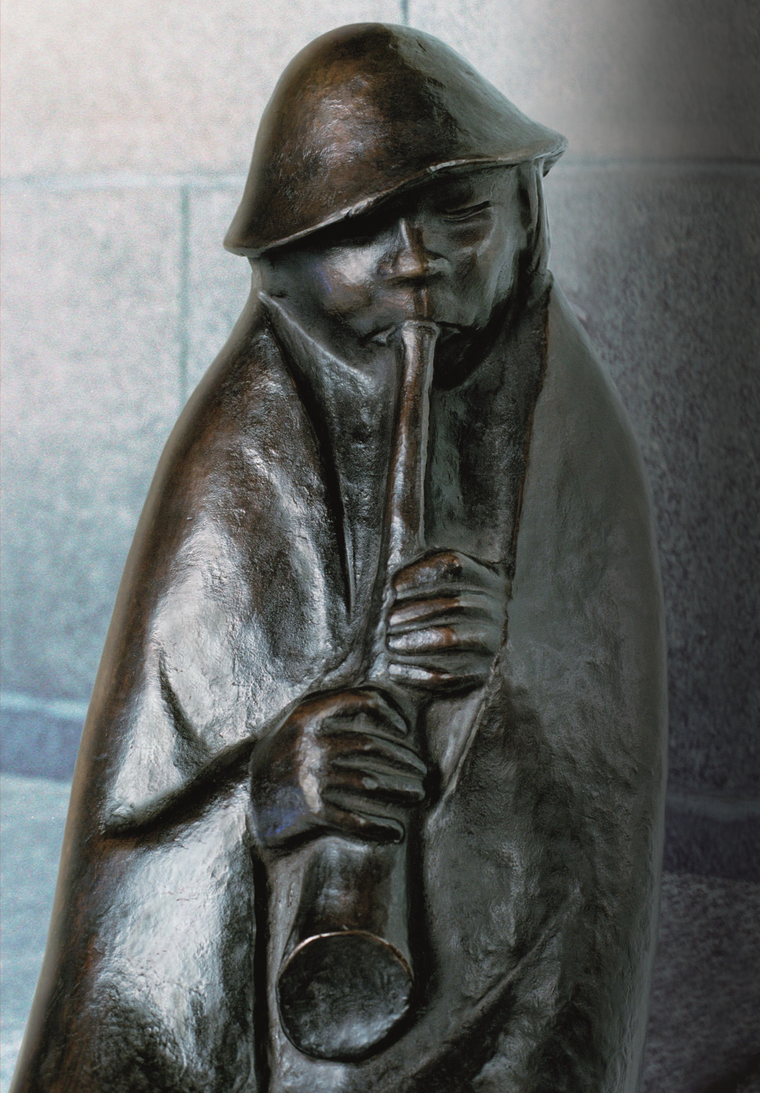 Figur pustet in eine Flöte