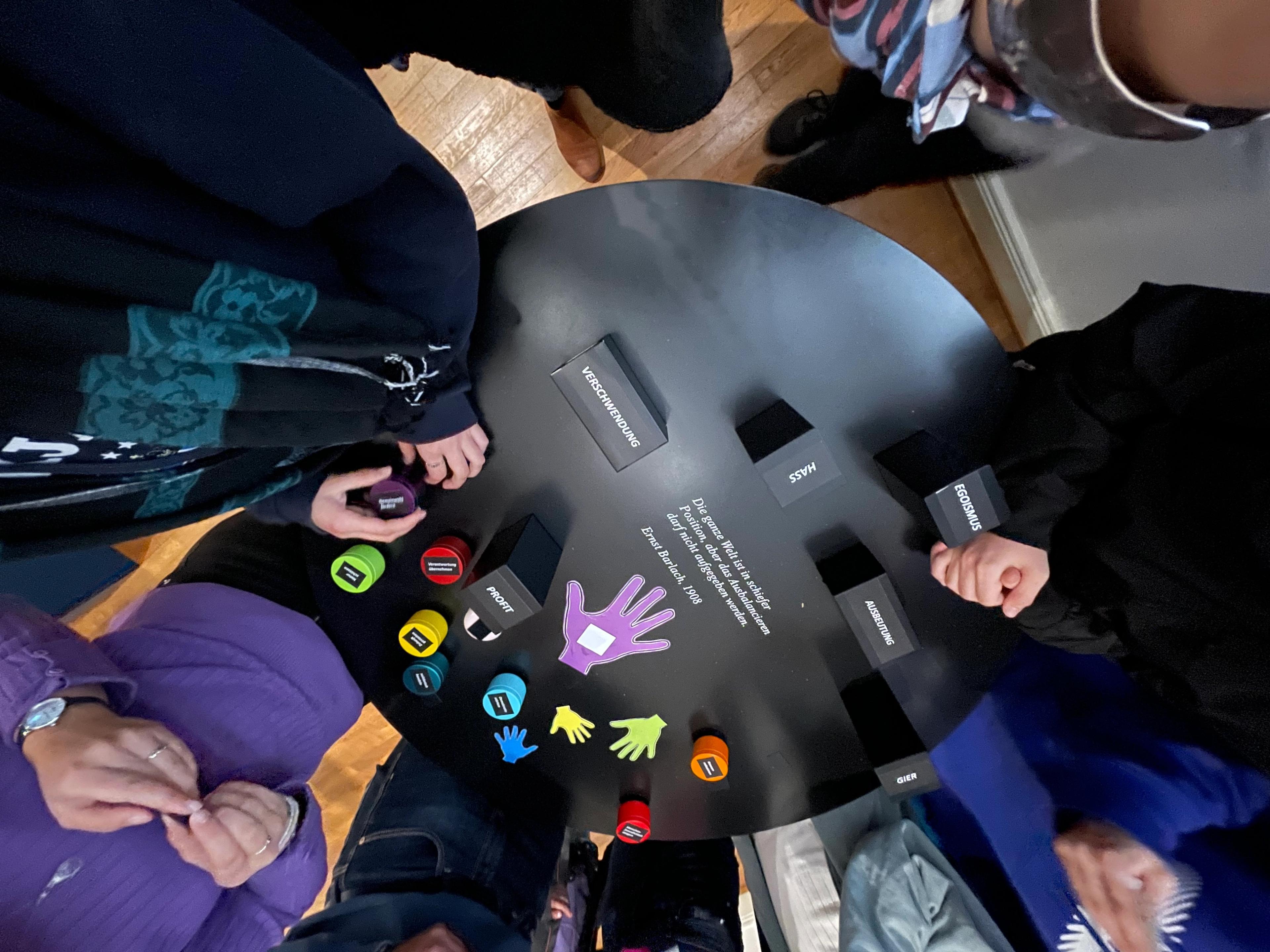 Jugendliche und Erwachsene spielen den Escaperoom im Museum-3