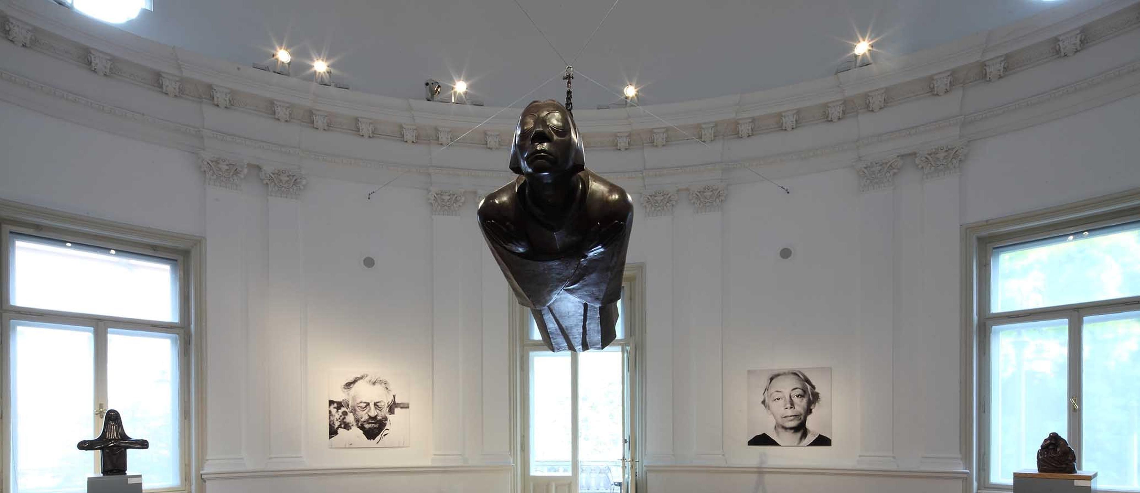 Blick in die Ausstellung im Museum für Moderne Kunst Zagreb mit schwebendem Engel von Barlach