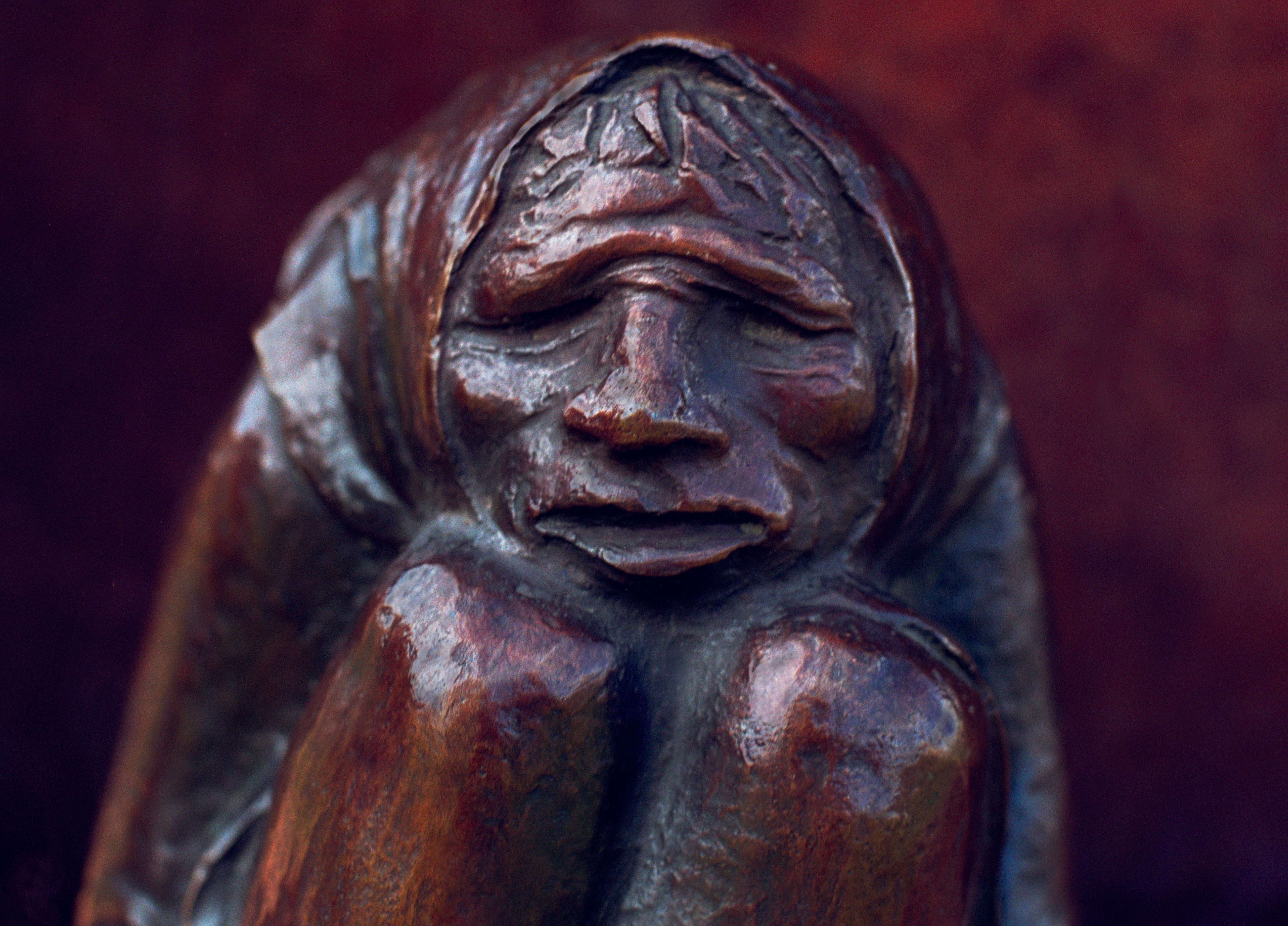 Figur einer Frau deren Hinterkopf in einem Schleier liegt