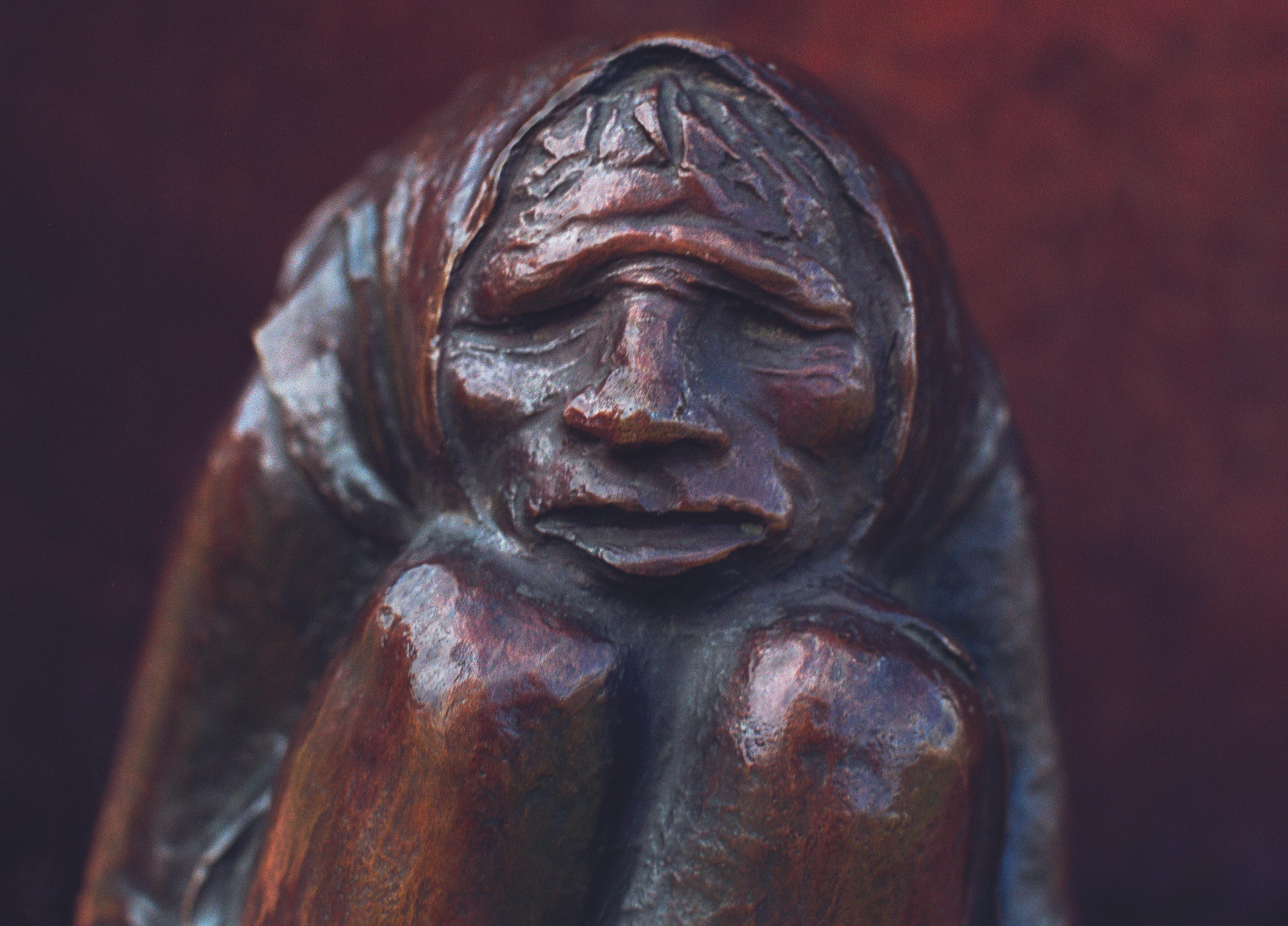 Figur einer Frau deren Hinterkopf in einem Schleier liegt