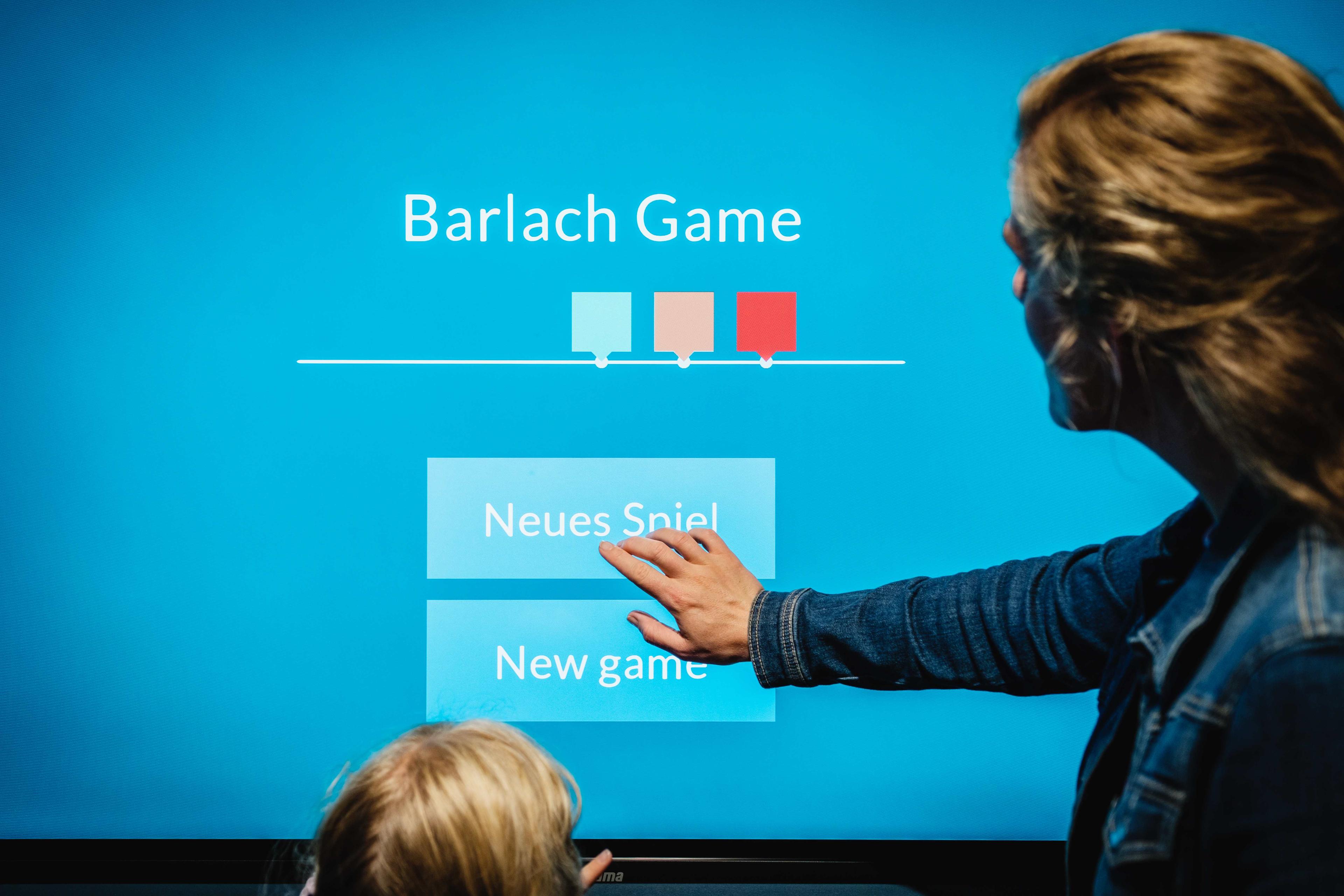 Frau wählt "Neues Spiel" im Barlach Game