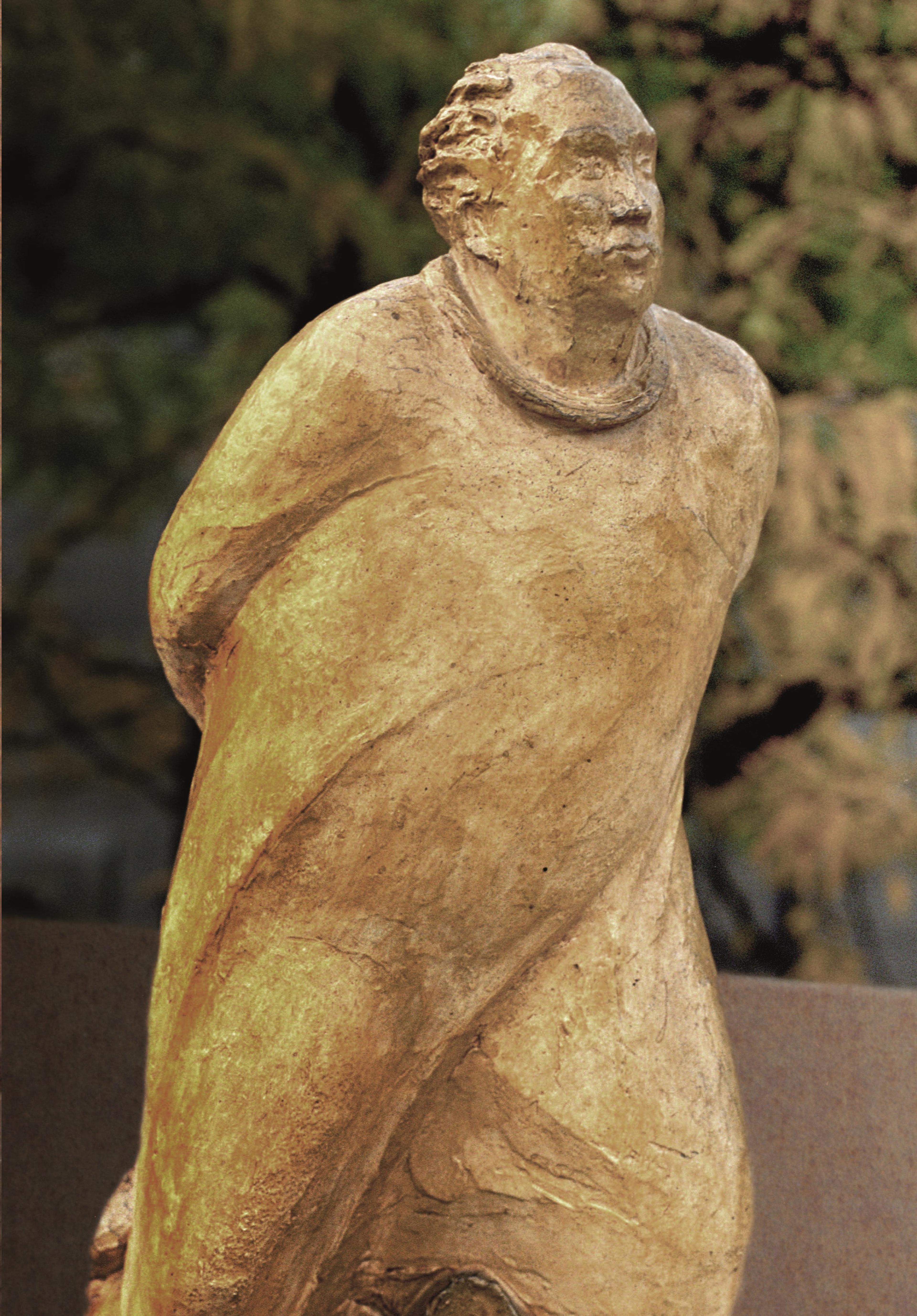 Gelb getönte Gipsfigur eines stehenden Mannes