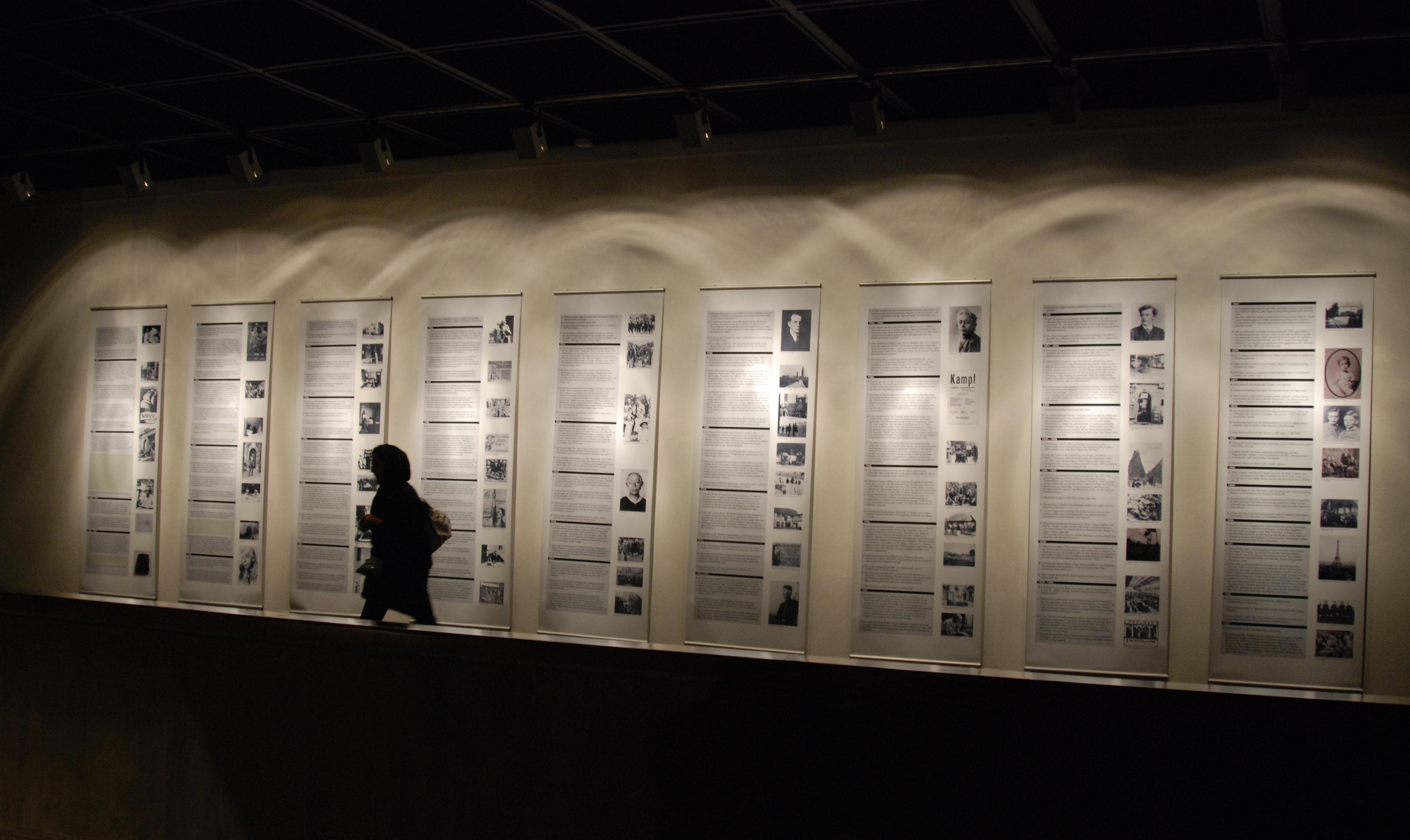 Besucherin vor der historischen Chronologie in der Ausstellung Barlach Kollwitz Teheran