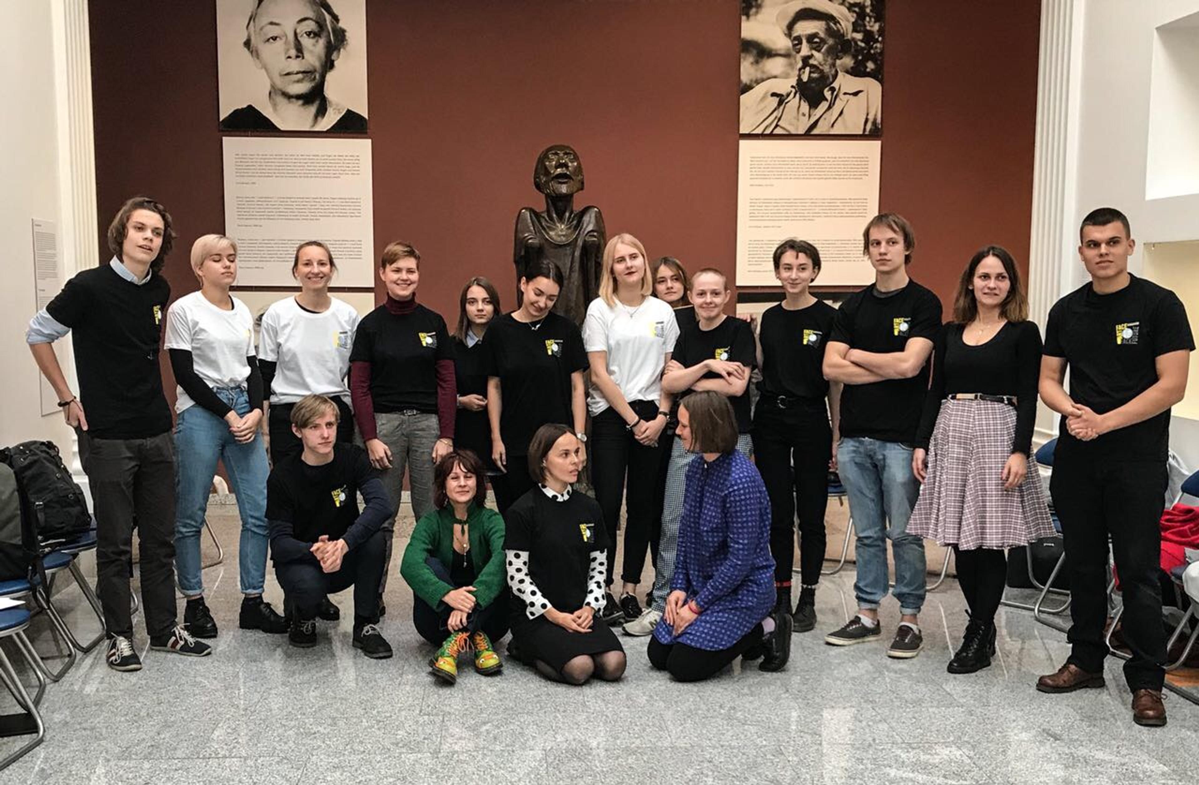 Eine Gruppe junger Menschen vor Bildern von Barlach und Kollwitz im Nationalmuseum Minsk