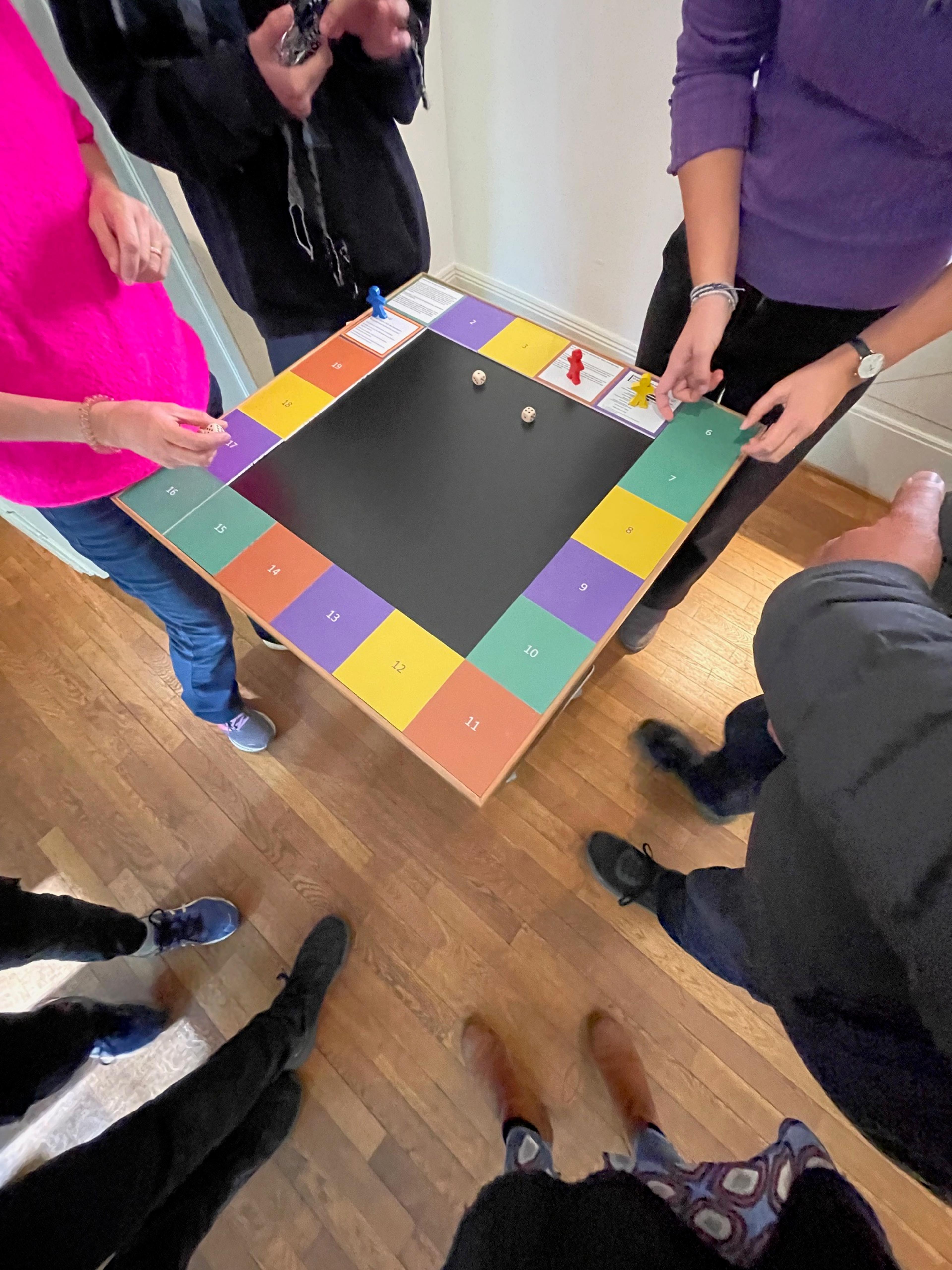 Jugendliche und Erwachsene spielen den Escaperoom im Museum-2