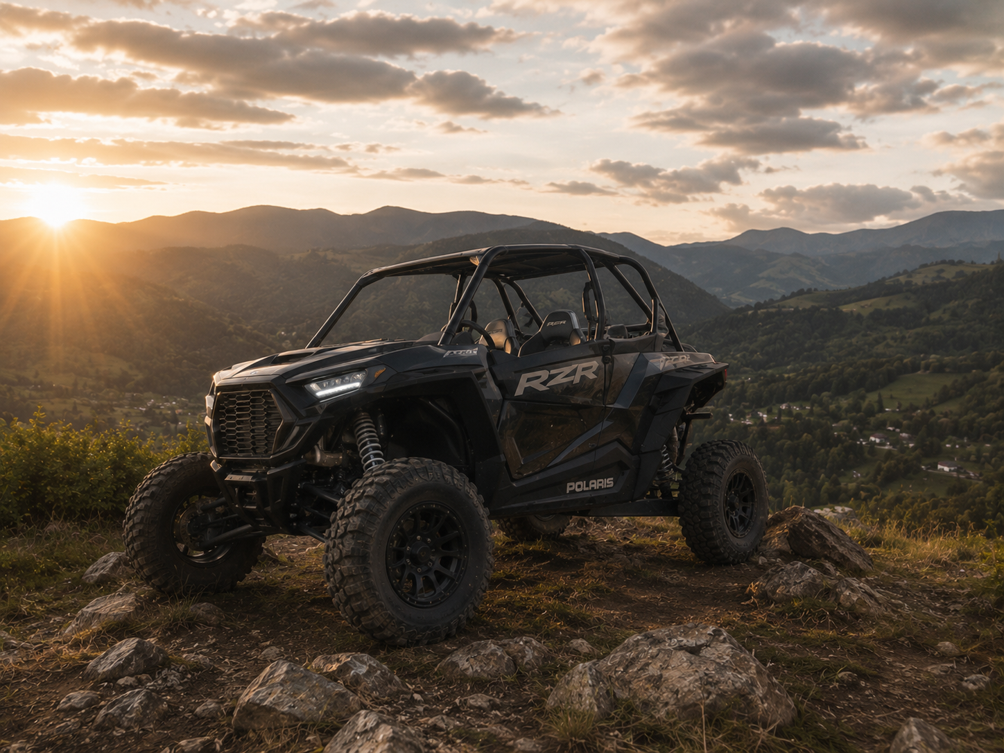 Polaris RZR XP 1000 чорного кольору на скелястому гребені над гірською долиною
