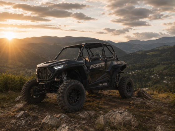 Polaris RZR XP 1000 чорного кольору на скелястому гребені над гірською долиною