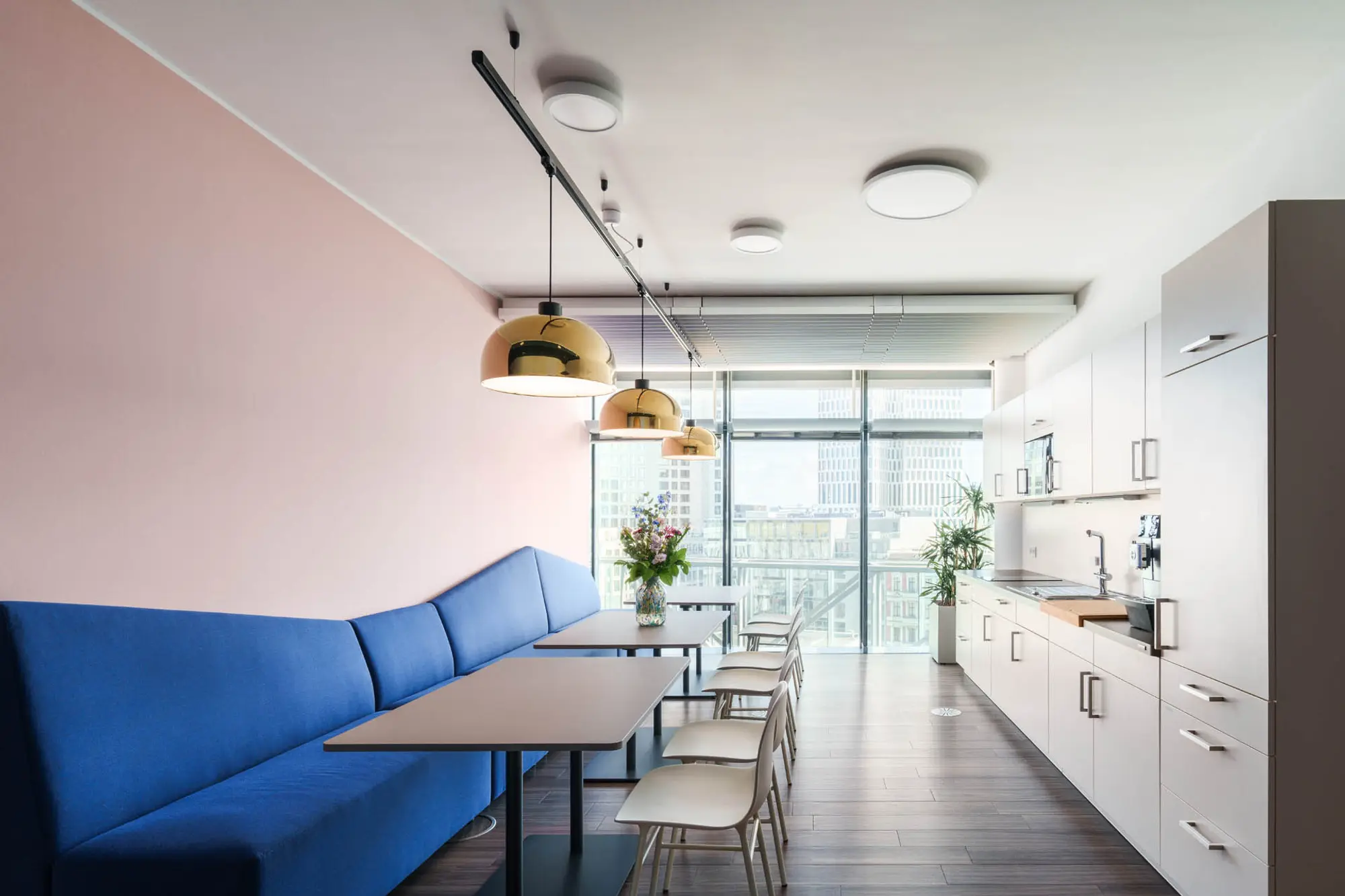 Der zweite und etwas kleinere Küchenbereich im d-fine Office in Berlin