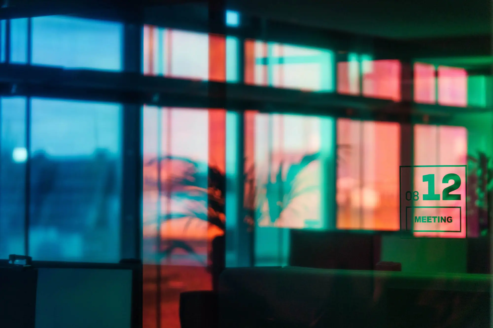 Kleiner Meetingraum mit bunter Folierung und mit Ausblick auf Berlin