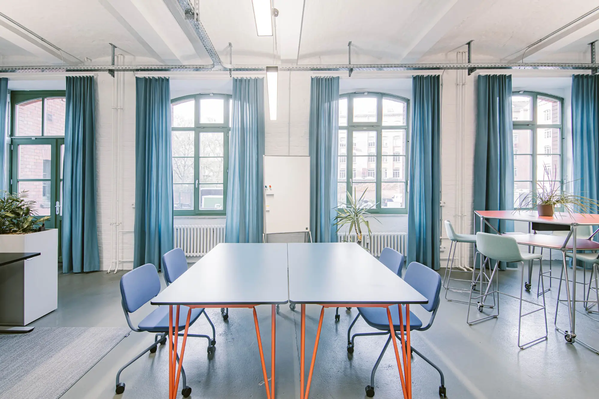 Bunte Büromöbel in blau, orange und grün als flexible Arbeitsplätze