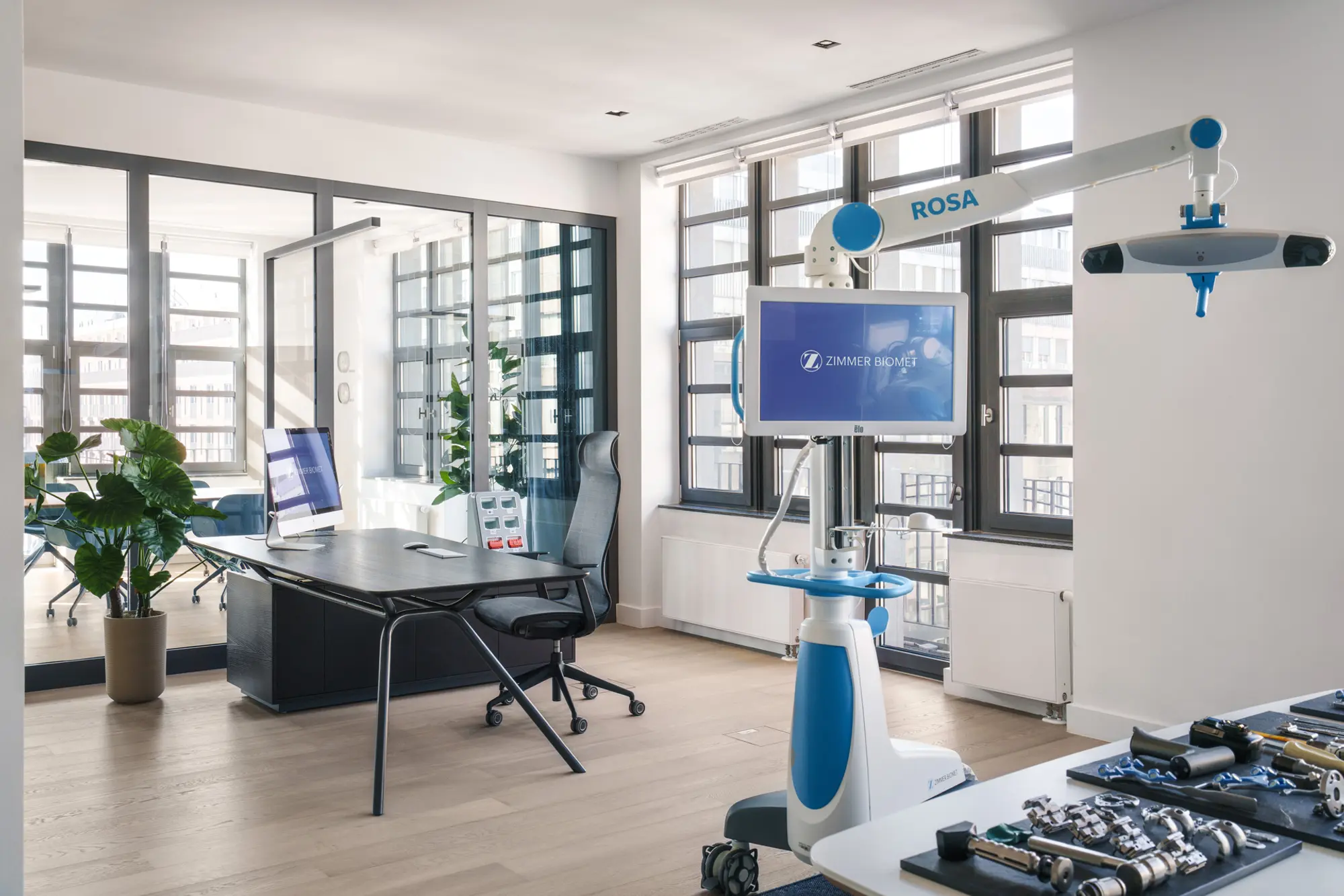 Showroom mit medizinischen Geräten von Zimmer Biomet 