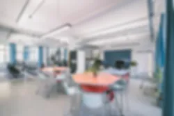 Geräumiger Meetingraum im Berliner Office von d-fine mit hochwertiger Ausstattung