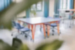 blauer und orangener Tisch im Bonify Büro