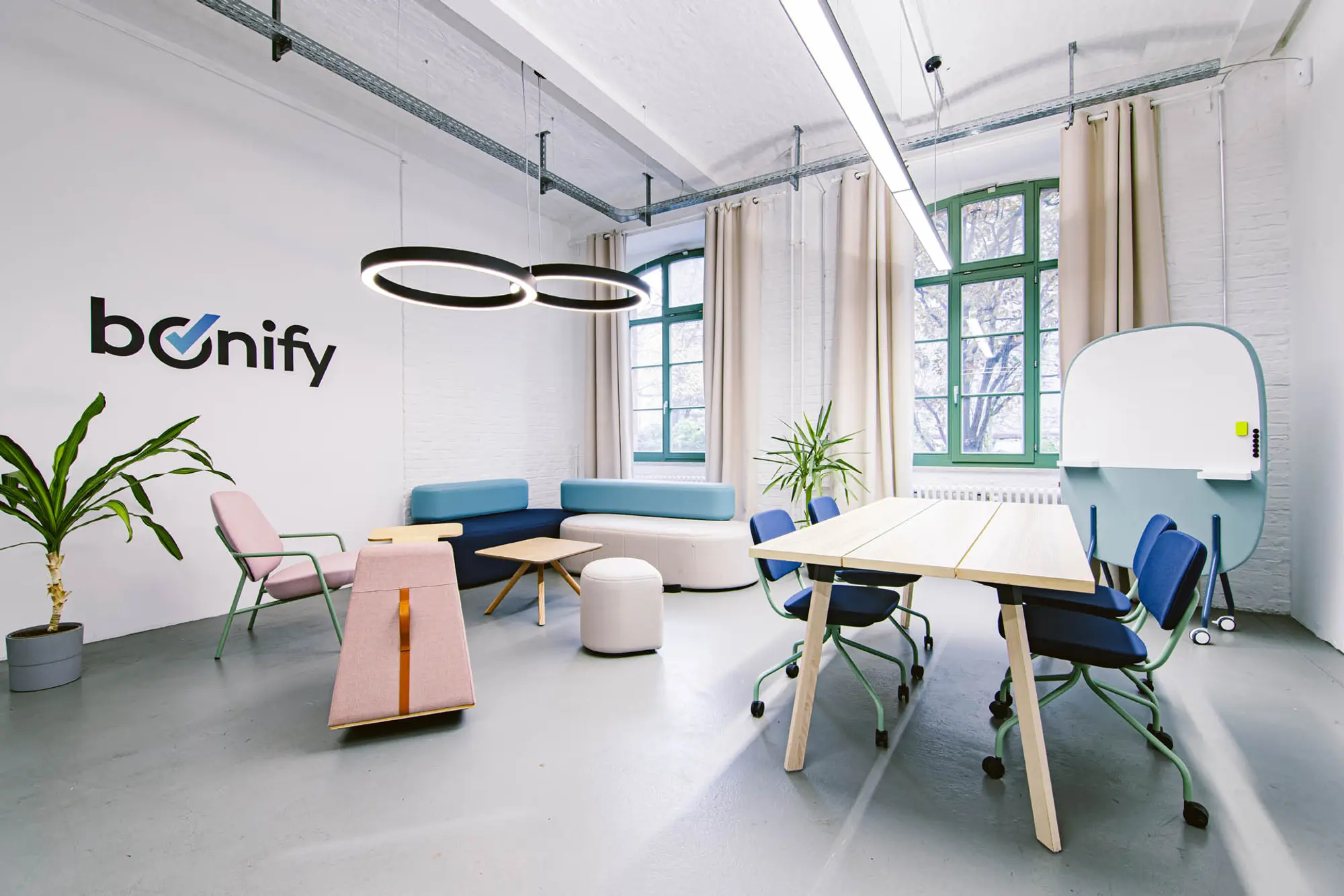 Bonify Office Aufenthaltsraum mit verschiedenen Möbeln
