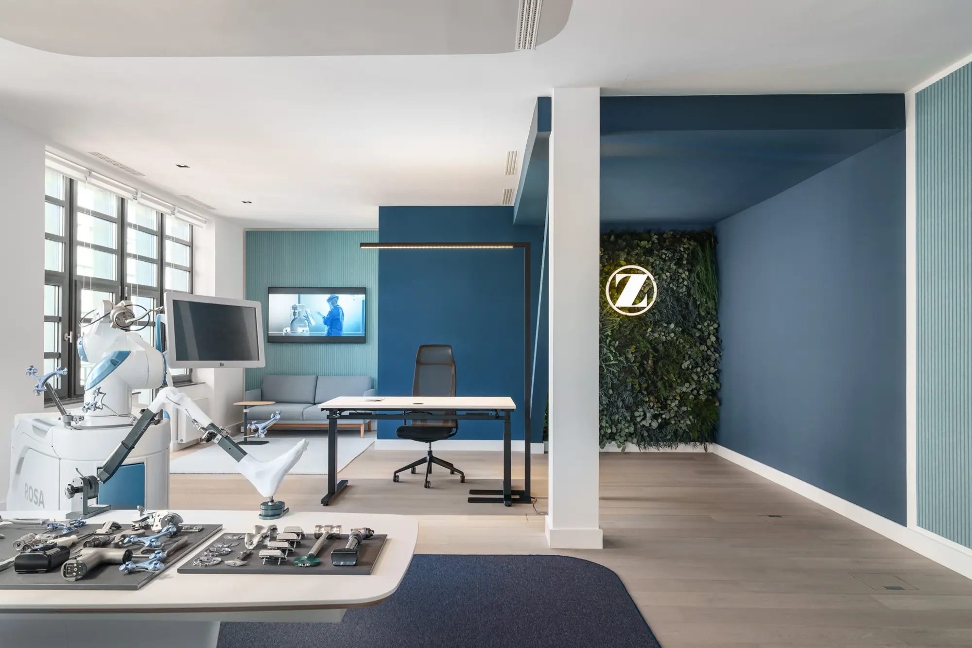 Blauer Showroom samt Mooswand und Medizinrobotern