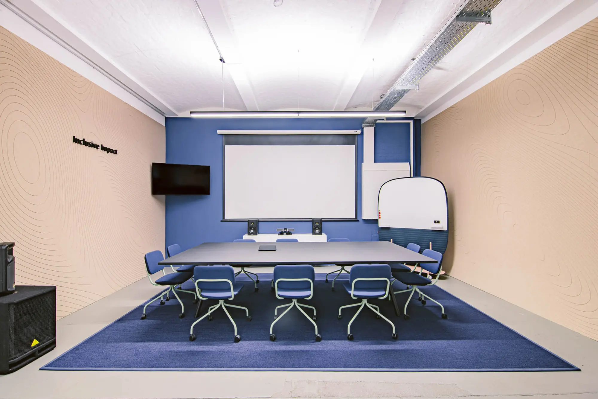 Blauer und hellbraune Meetingraumeinrichtung in einem Büro