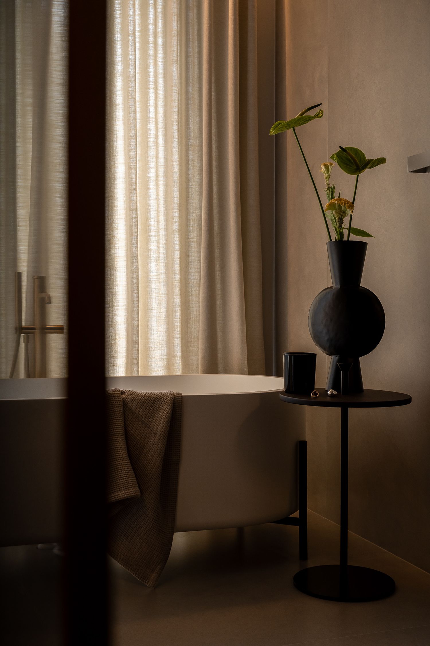 Dom w ciemnej elegancji — projektowanie wnętrz Wrocław, we.make (4)