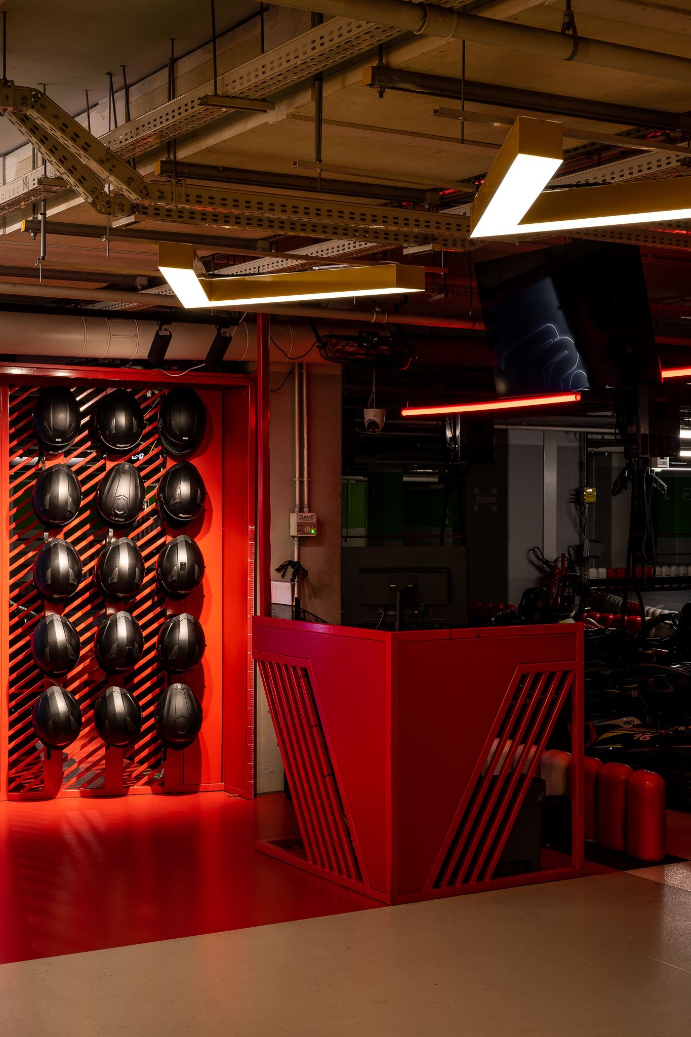 Tor kartingowy — design w duchu motorsportu — projektowanie wnętrz Wrocław, we.make (3)