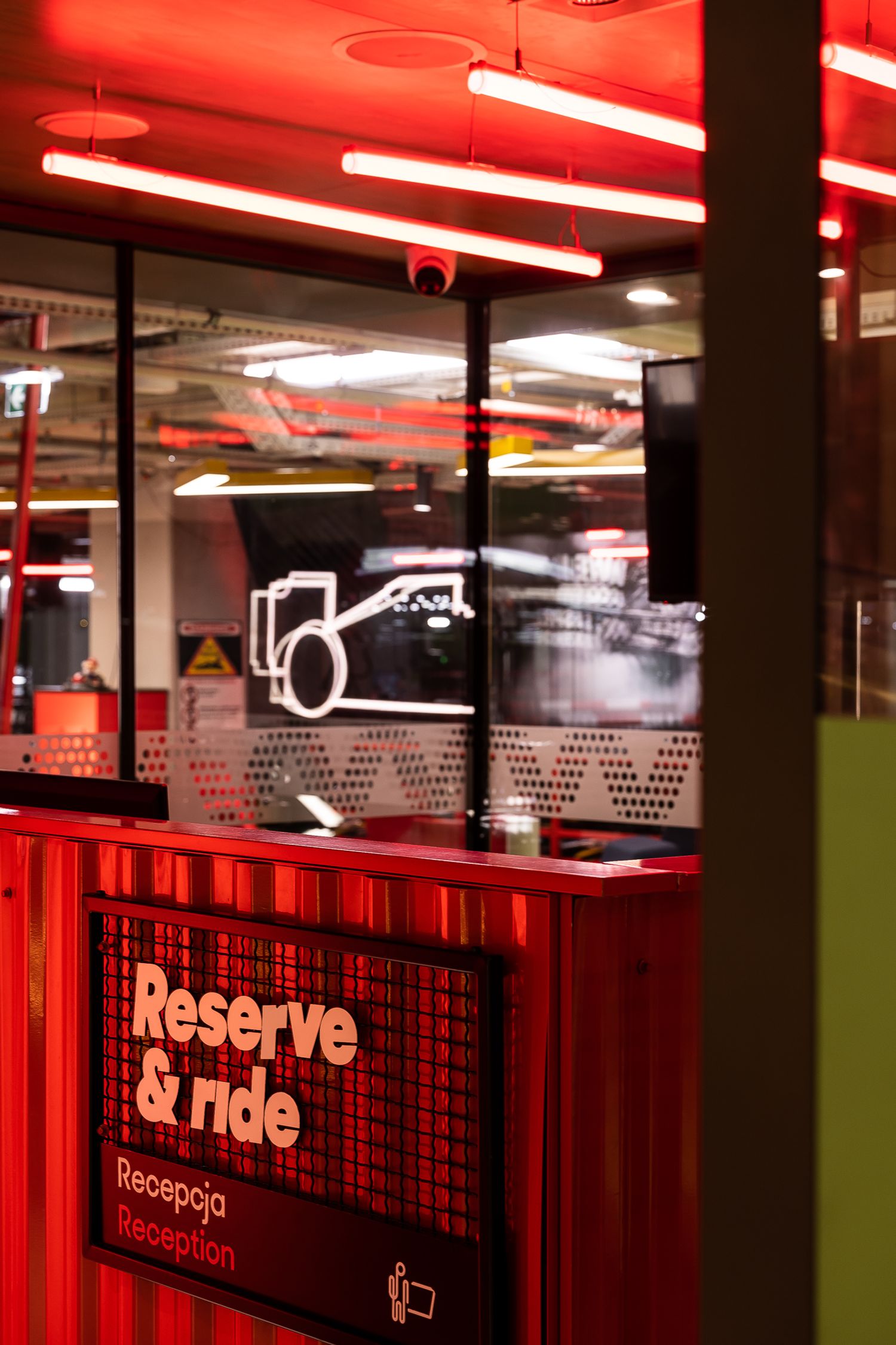 Tor kartingowy — design w duchu motorsportu — projektowanie wnętrz Wrocław, we.make (4)
