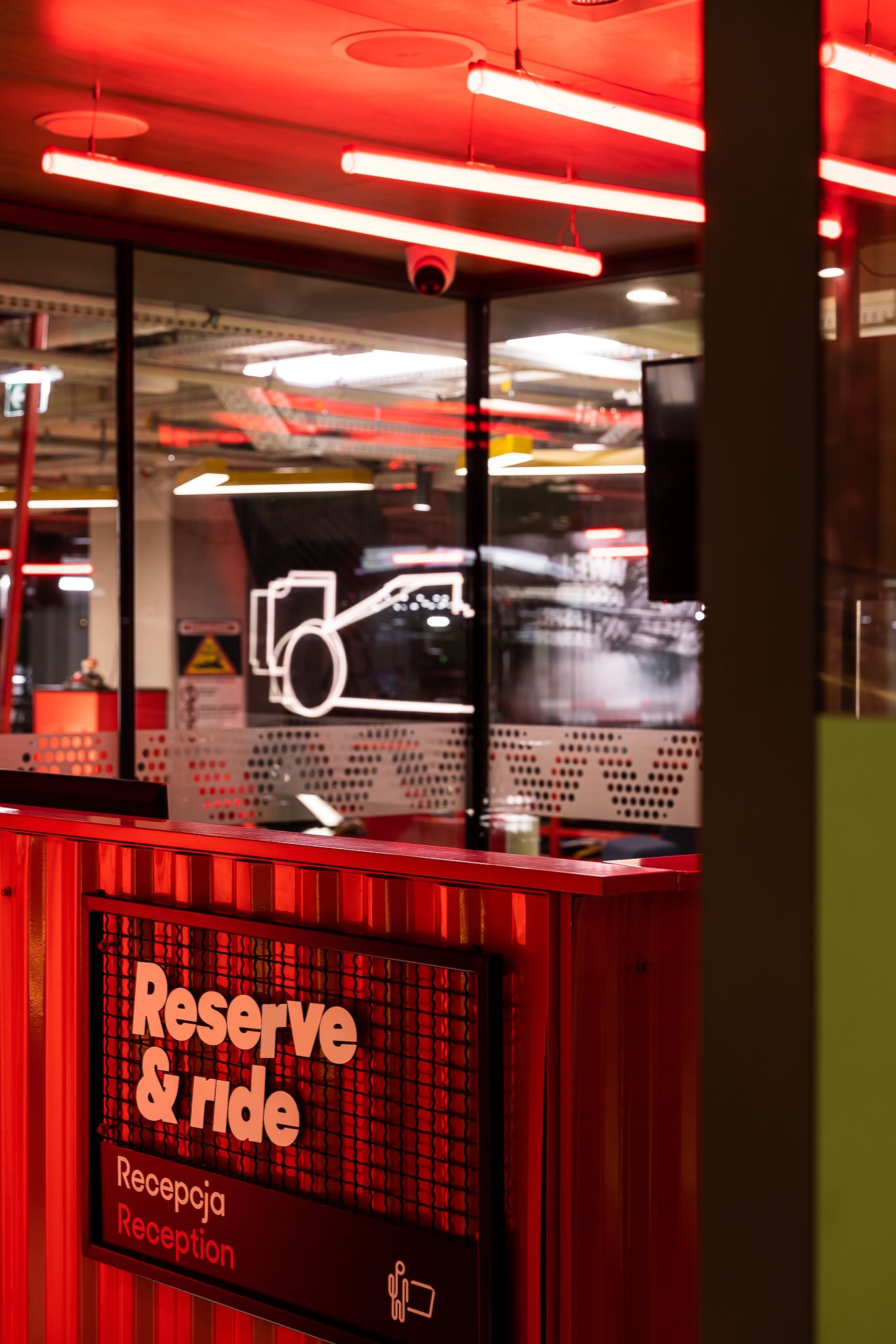 Tor kartingowy — design w duchu motorsportu — projektowanie wnętrz Wrocław, we.make (4)