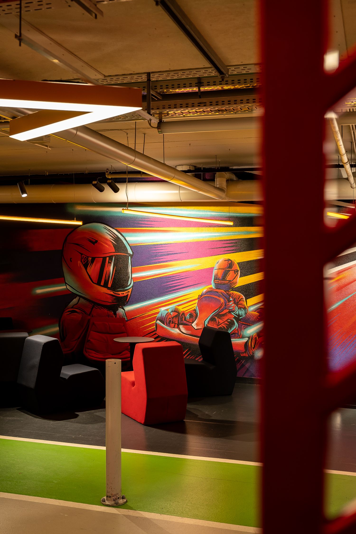 Tor kartingowy — design w duchu motorsportu — projektowanie wnętrz Wrocław, we.make (3)