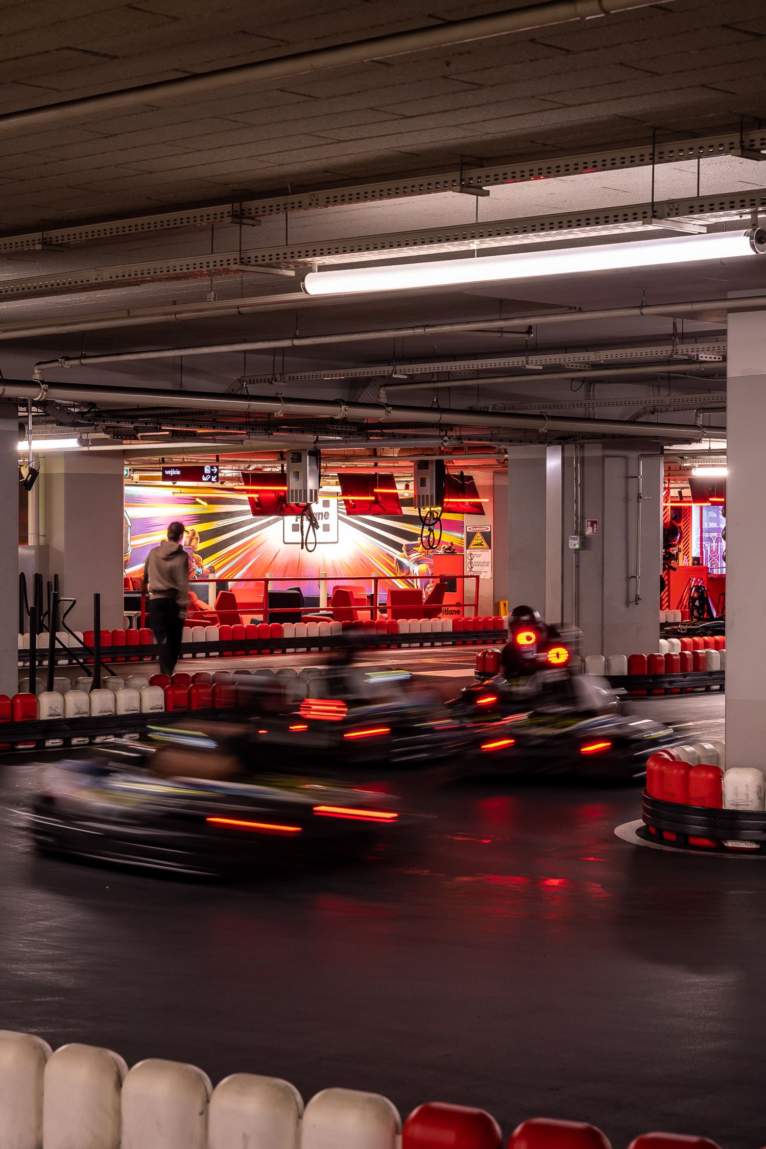 Tor kartingowy — design w duchu motorsportu — projektowanie wnętrz Wrocław, we.make (2)