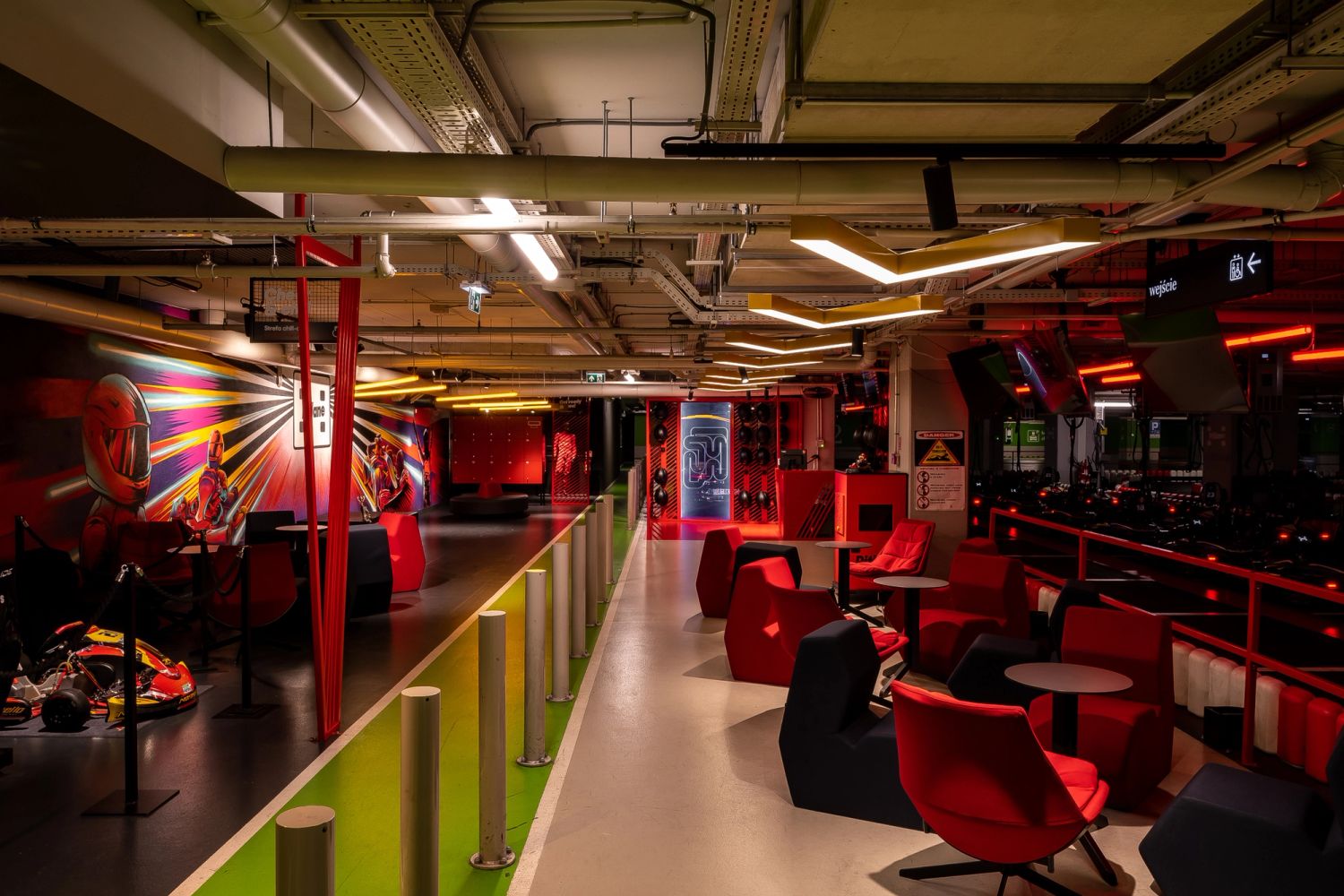 Tor kartingowy — design w duchu motorsportu — projektowanie wnętrz Wrocław, we.make (2)