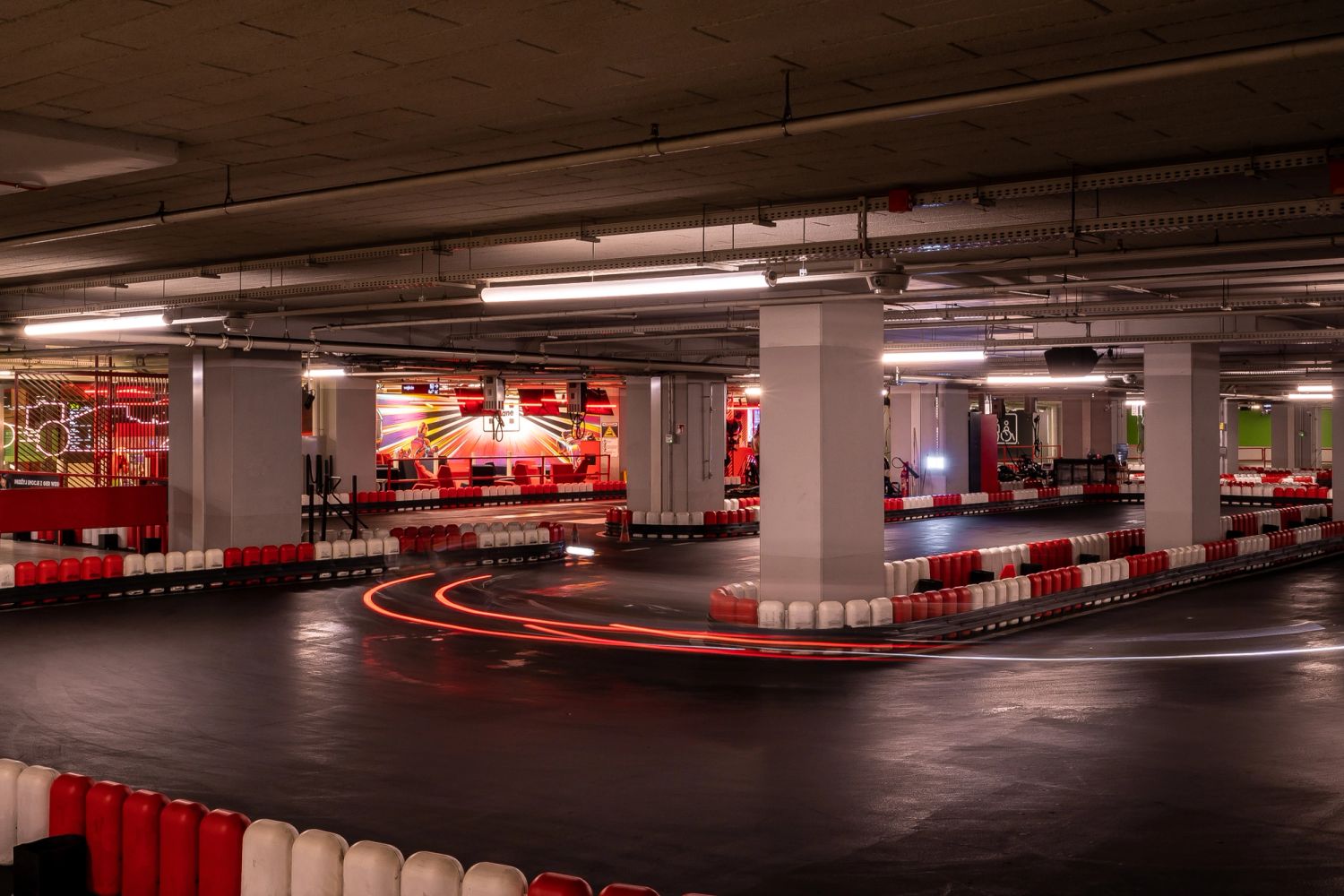 Tor kartingowy — design w duchu motorsportu — projektowanie wnętrz Wrocław, we.make (3)