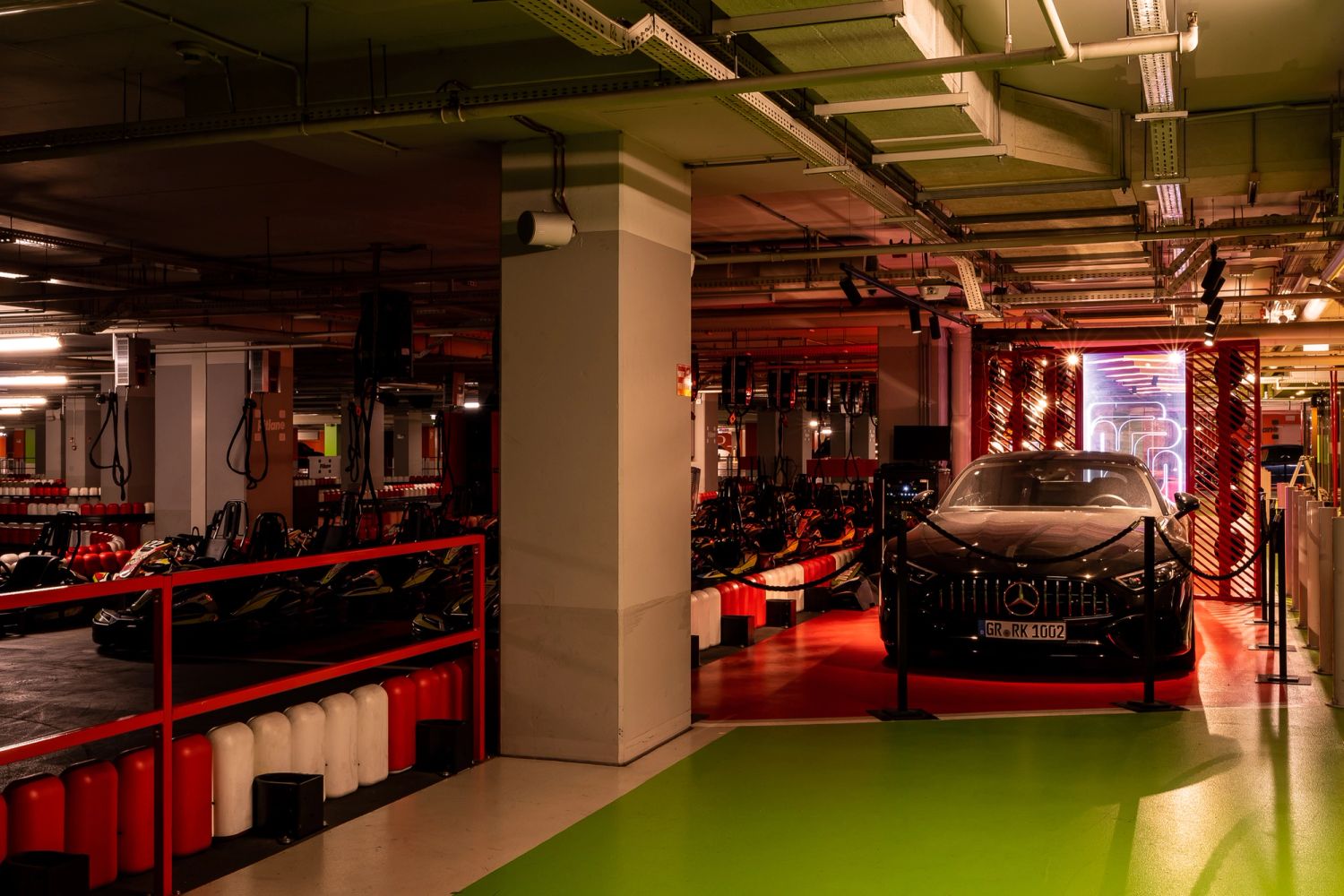 Tor kartingowy — design w duchu motorsportu — projektowanie wnętrz Wrocław, we.make (4)