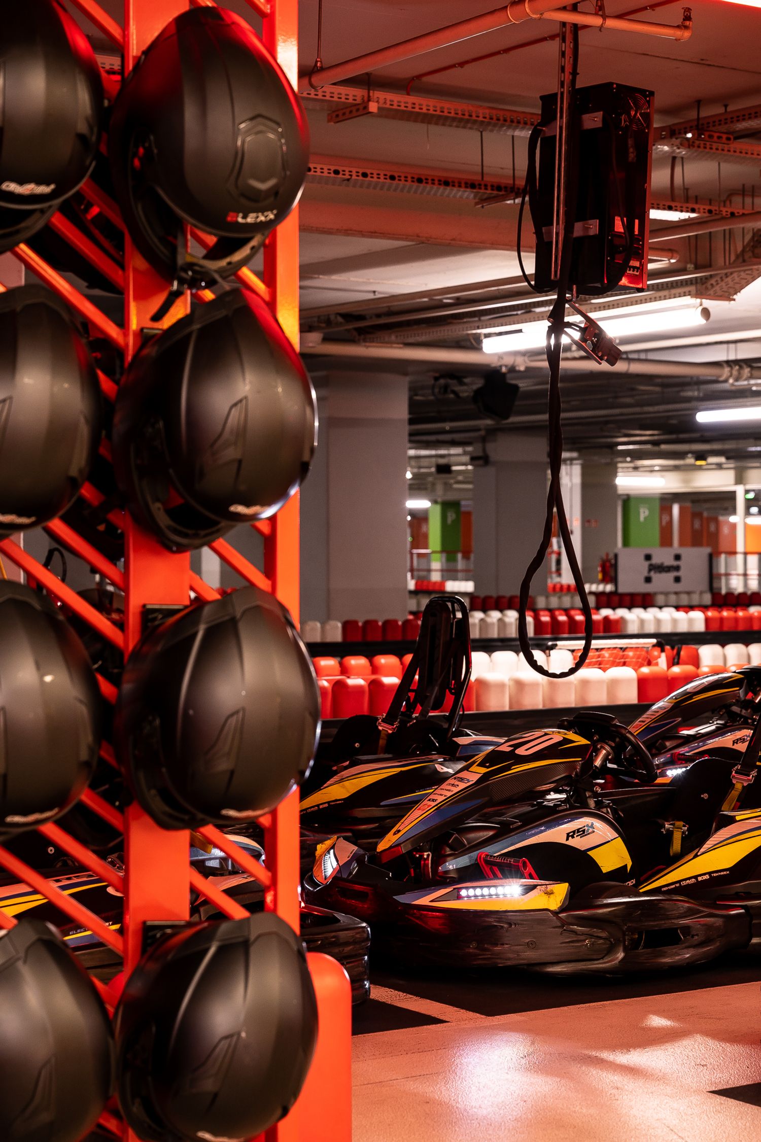 Tor kartingowy — design w duchu motorsportu — projektowanie wnętrz Wrocław, we.make (3)