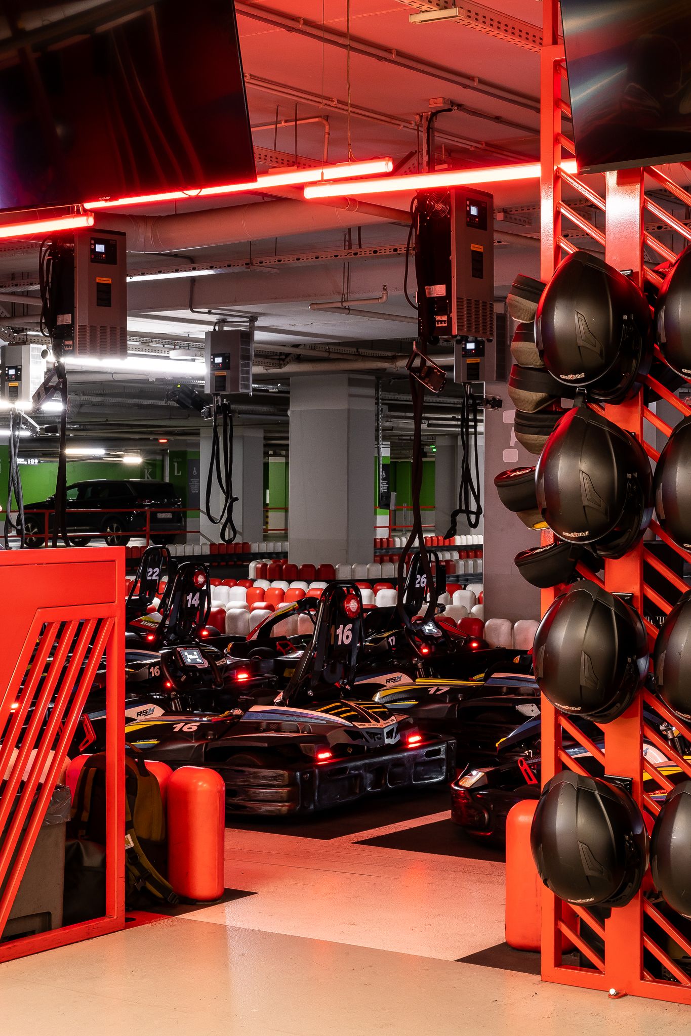 Tor kartingowy — design w duchu motorsportu — projektowanie wnętrz Wrocław, we.make (2)