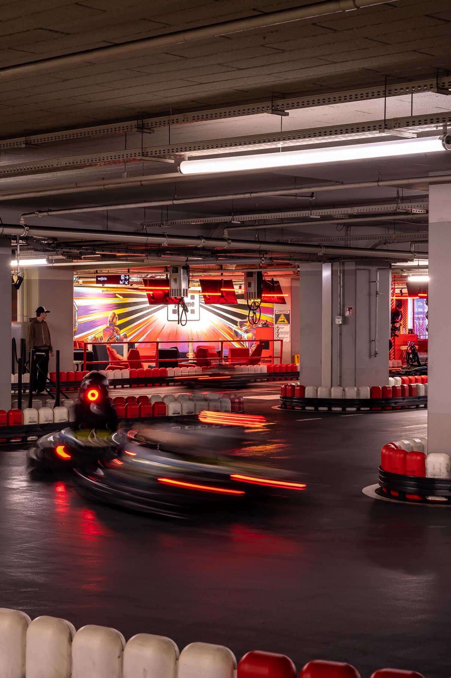 Tor kartingowy — design w duchu motorsportu — projektowanie wnętrz Wrocław, we.make (3)